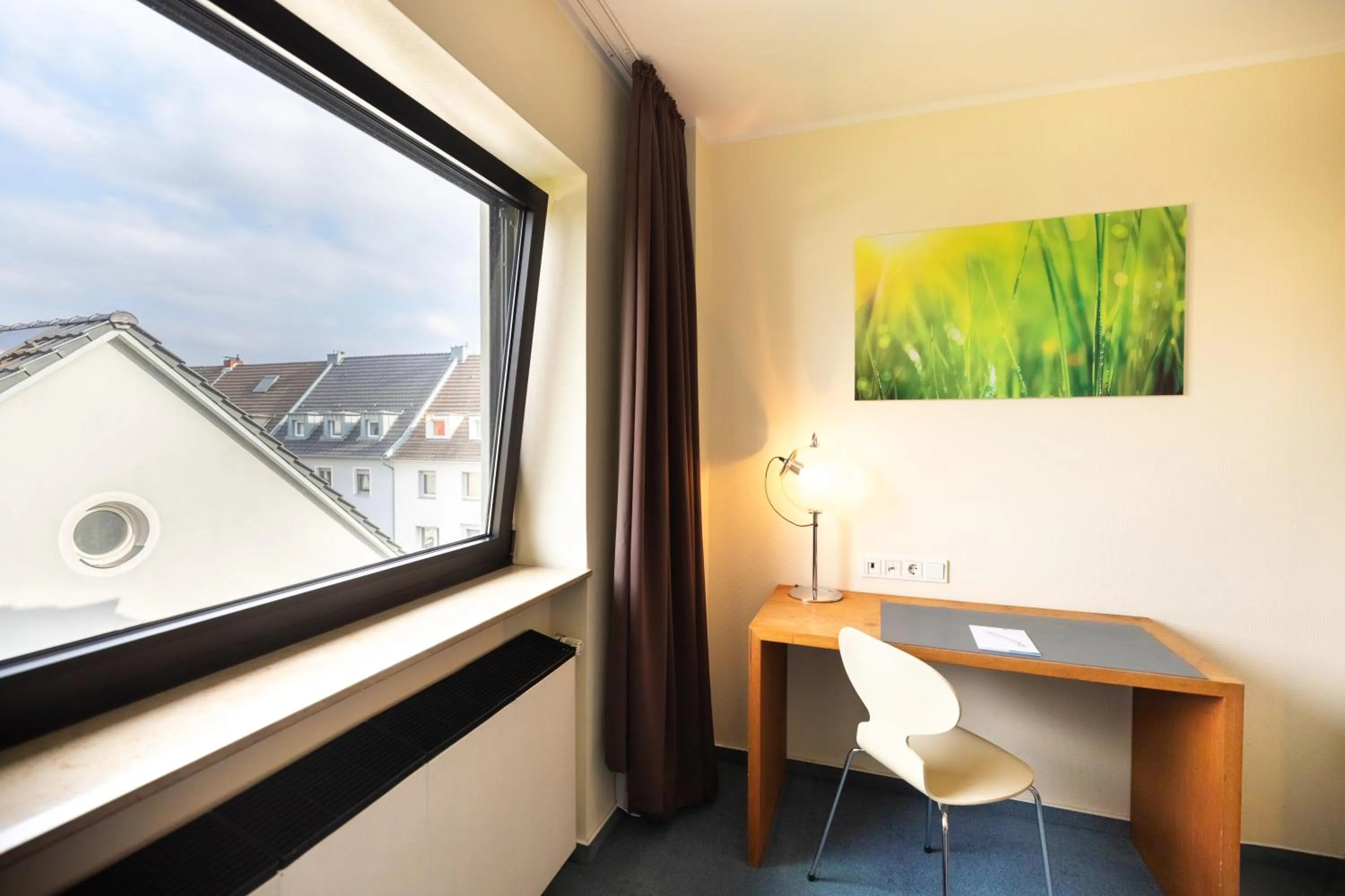 Photo of the whole room in Select Hotel Silence Garden Köln