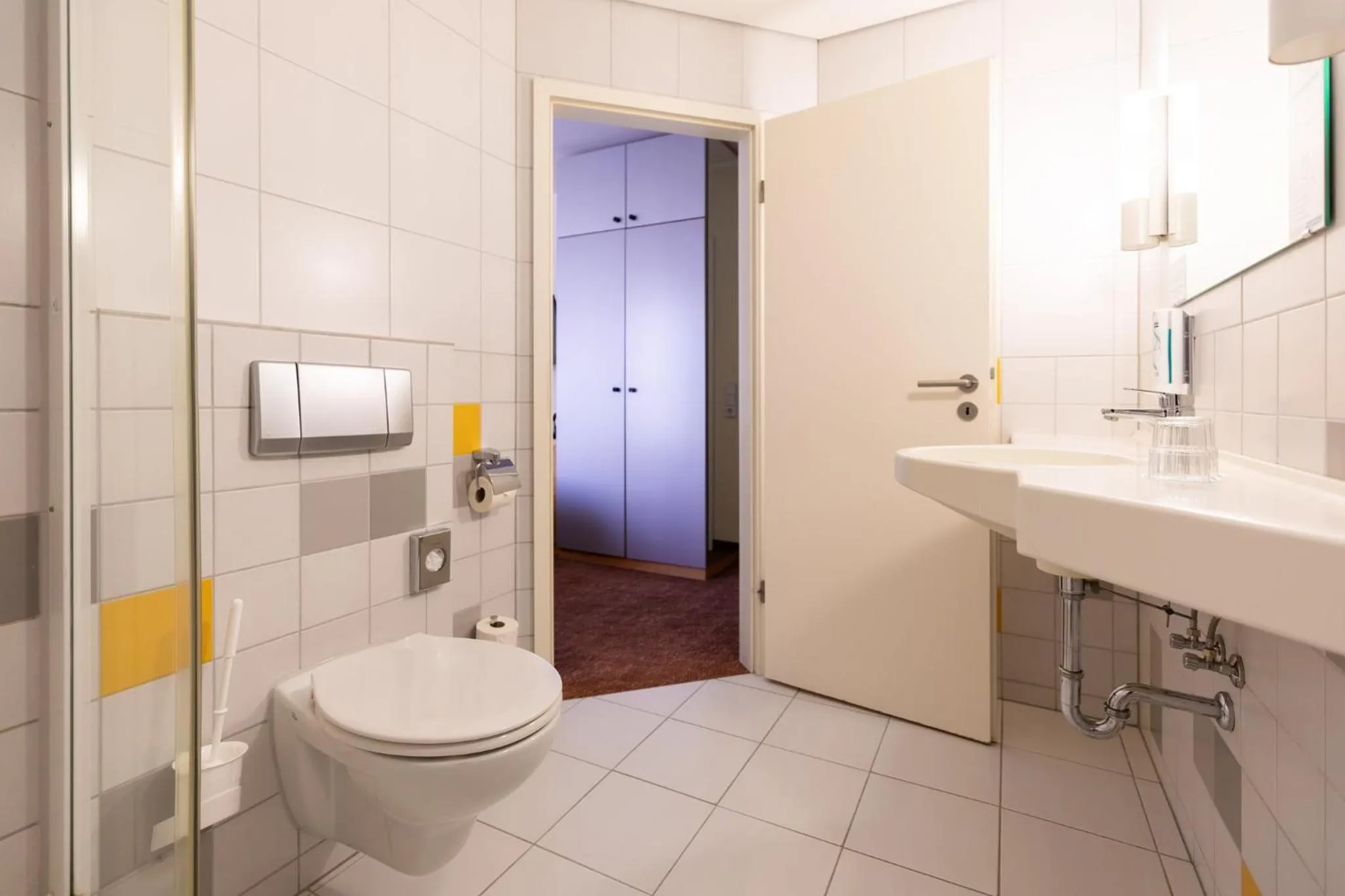 Bathroom in Garner Hotel Cologne East by IHG