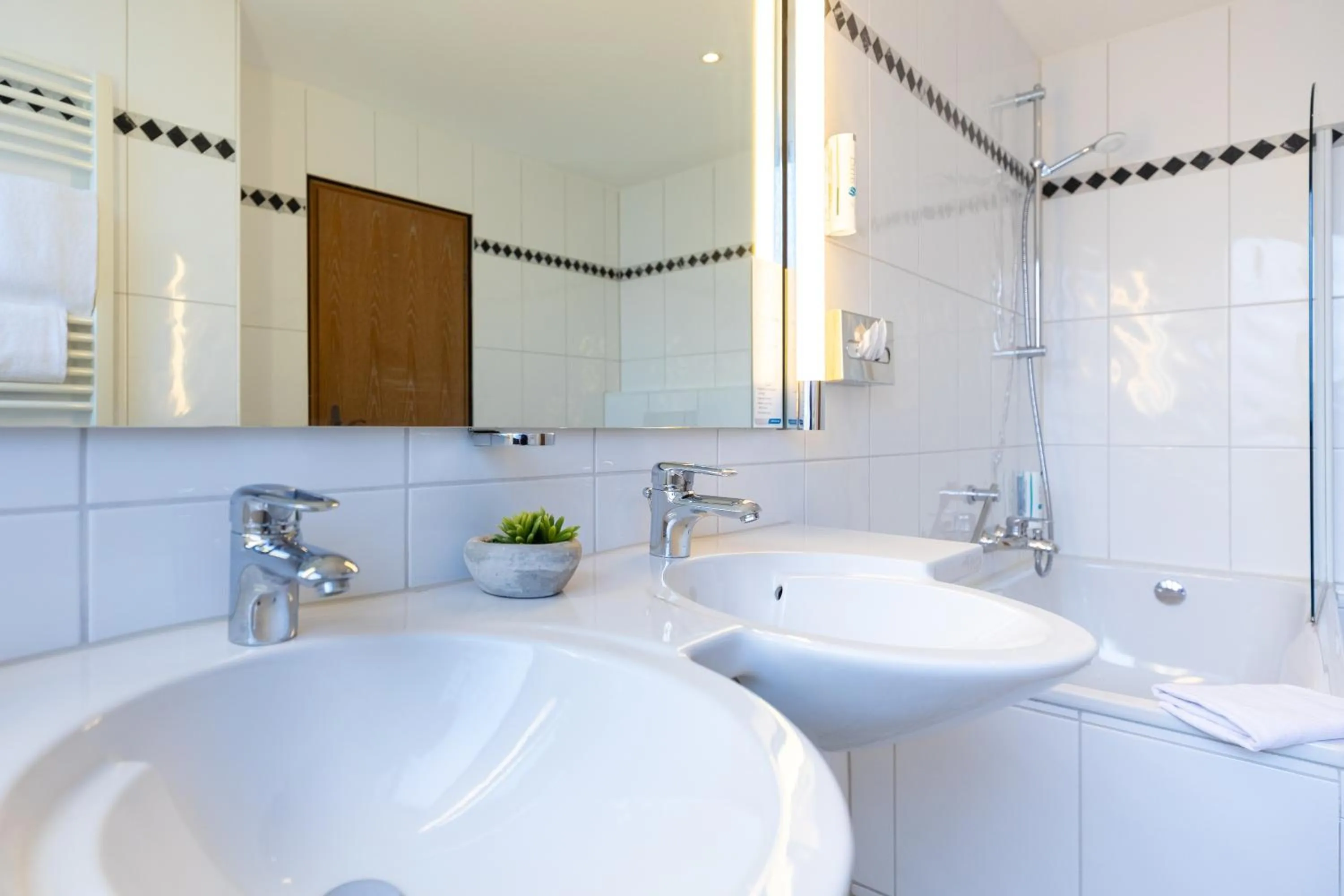 Shower in Select Hotel Silence Garden Köln