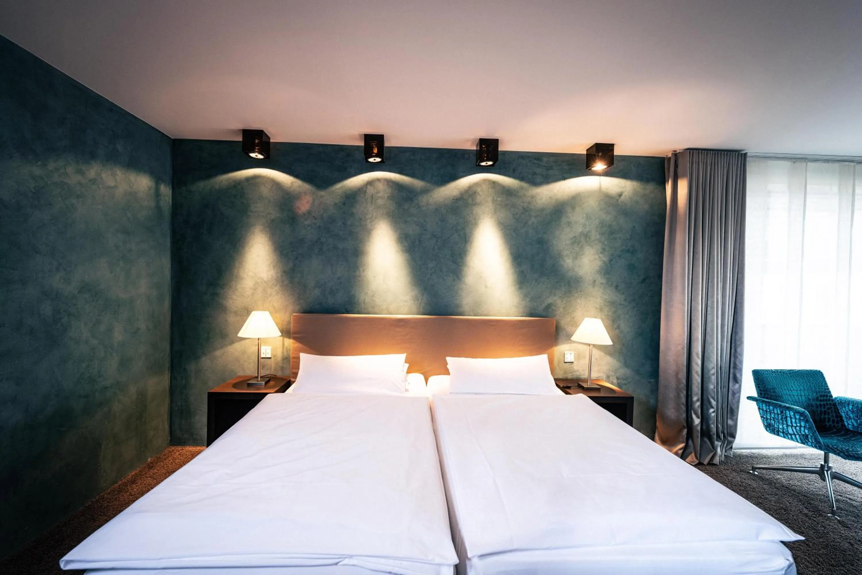 room service, Bed in Hotel Der Blaue Reiter