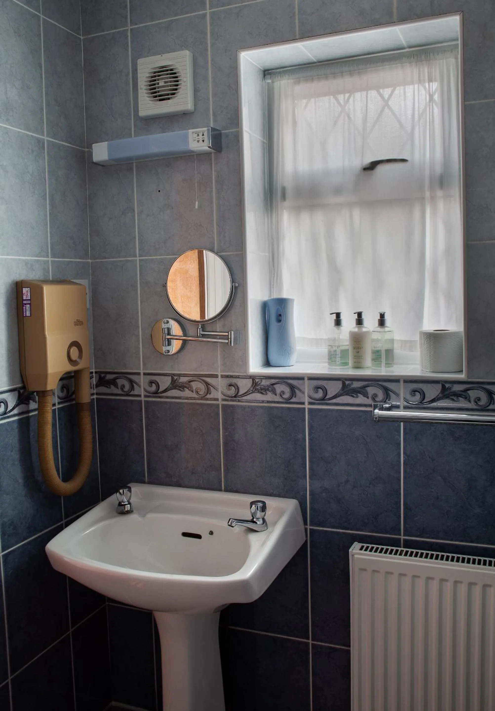 Bathroom in Oliver Twist Country Inn