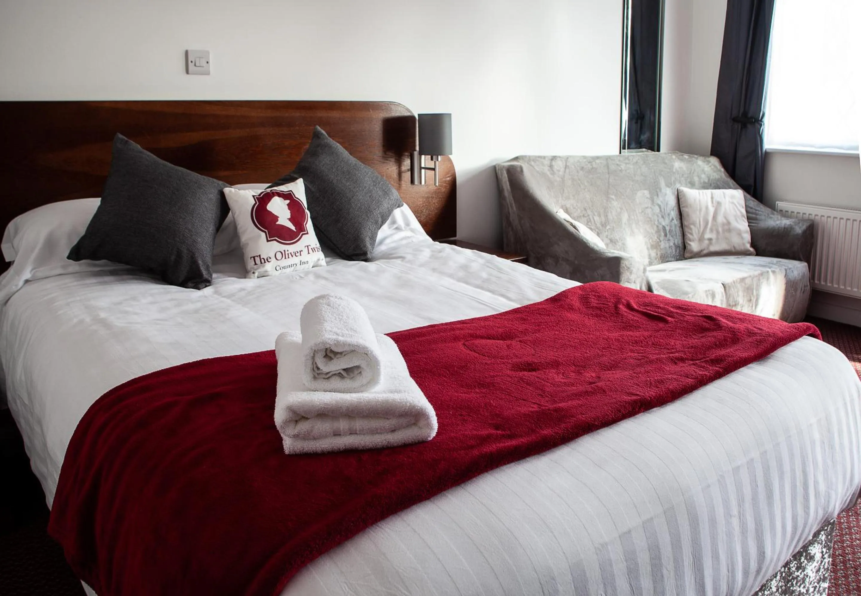 Bedroom, Bed in Oliver Twist Country Inn