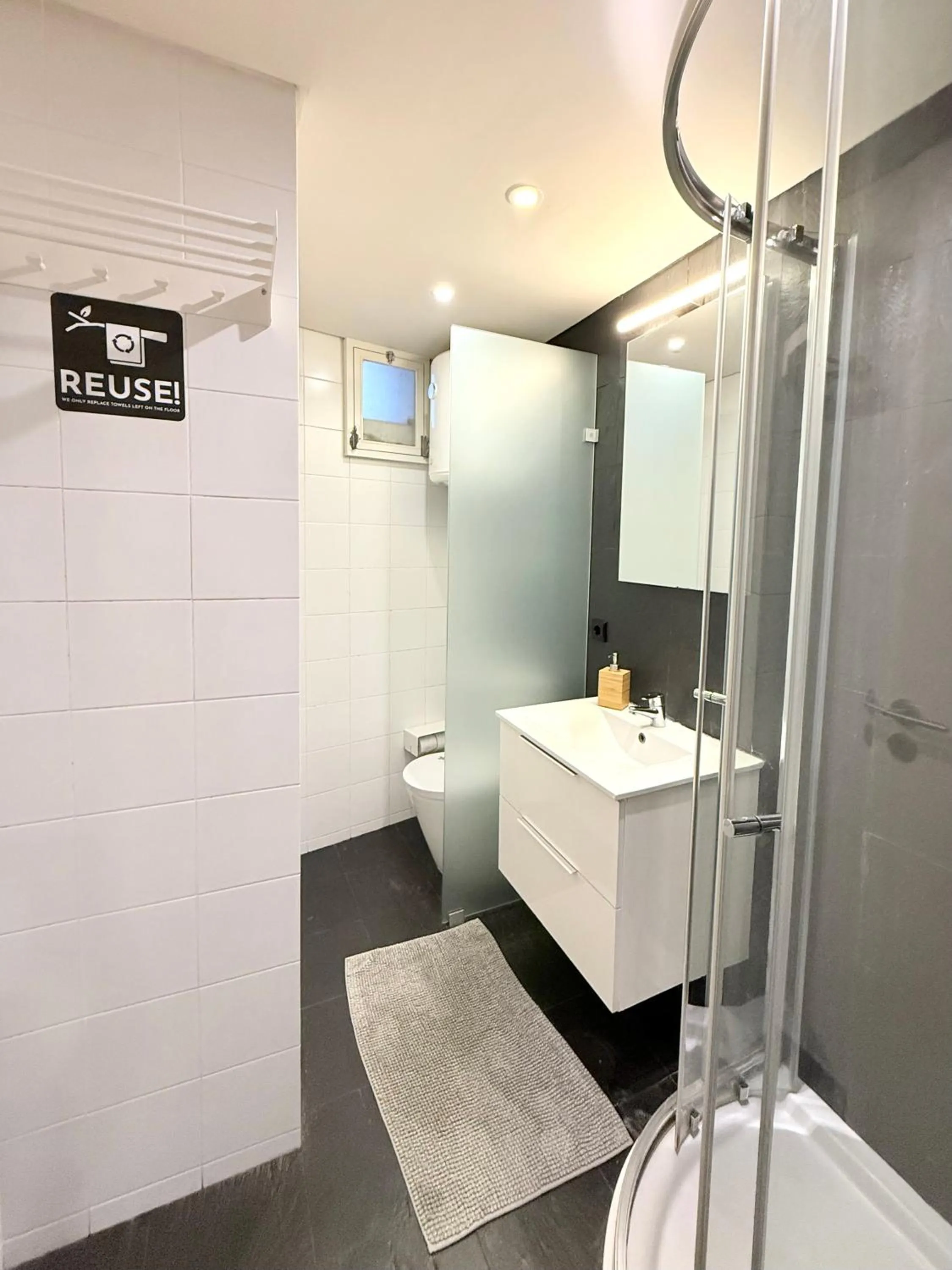 Shower in Ribeira Cinema Apartments
