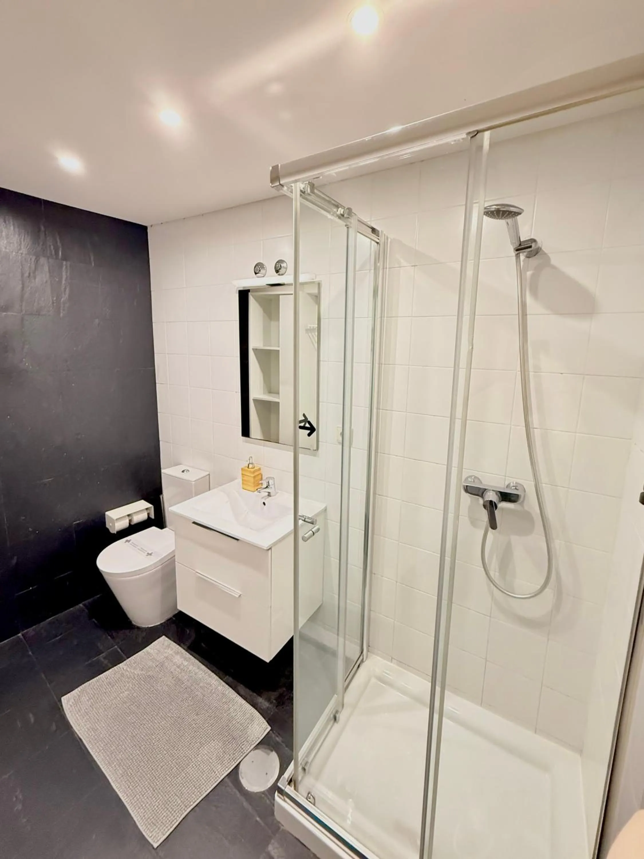 Shower in Ribeira Cinema Apartments