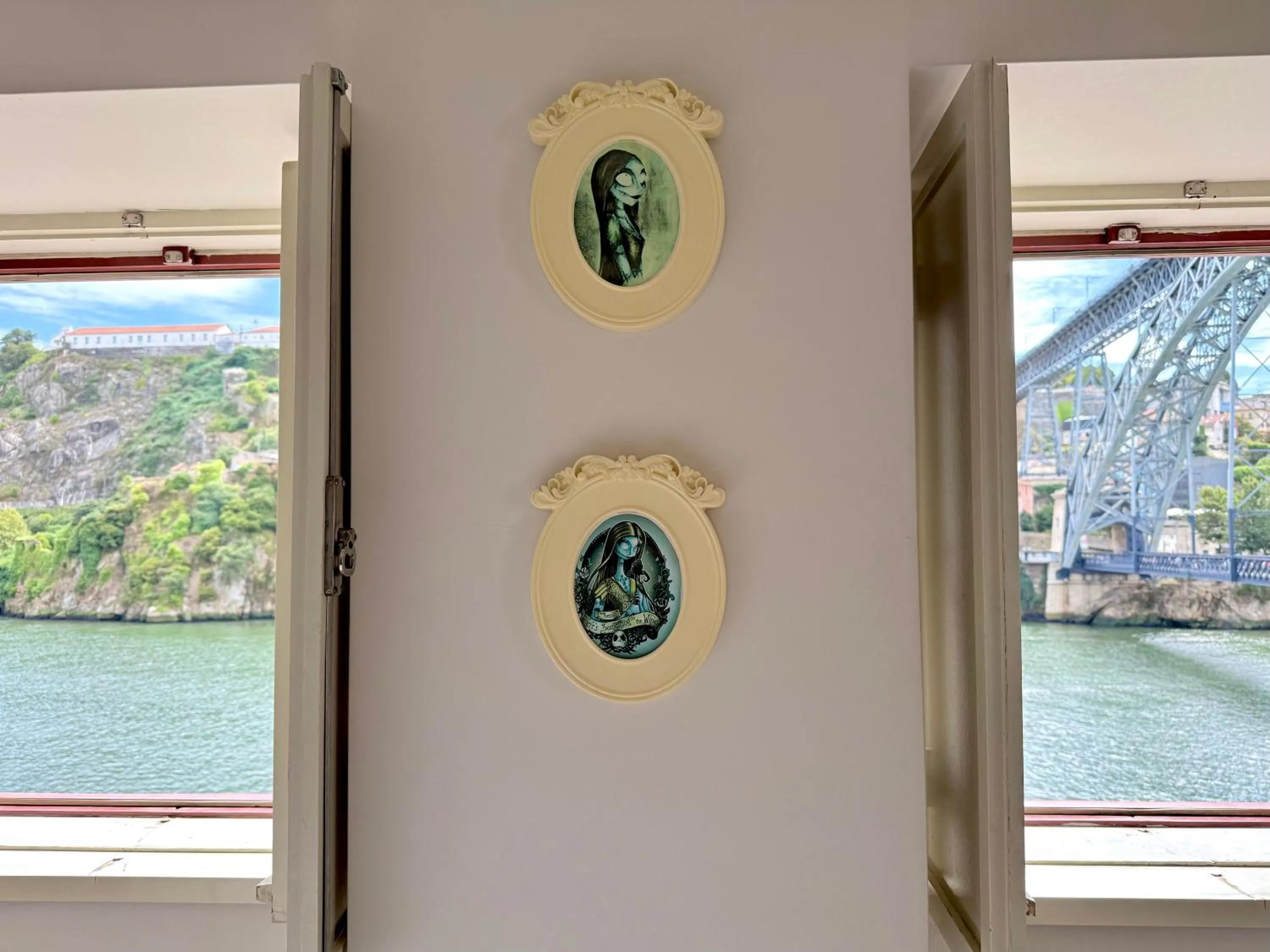 Decorative detail in Ribeira Cinema Apartments