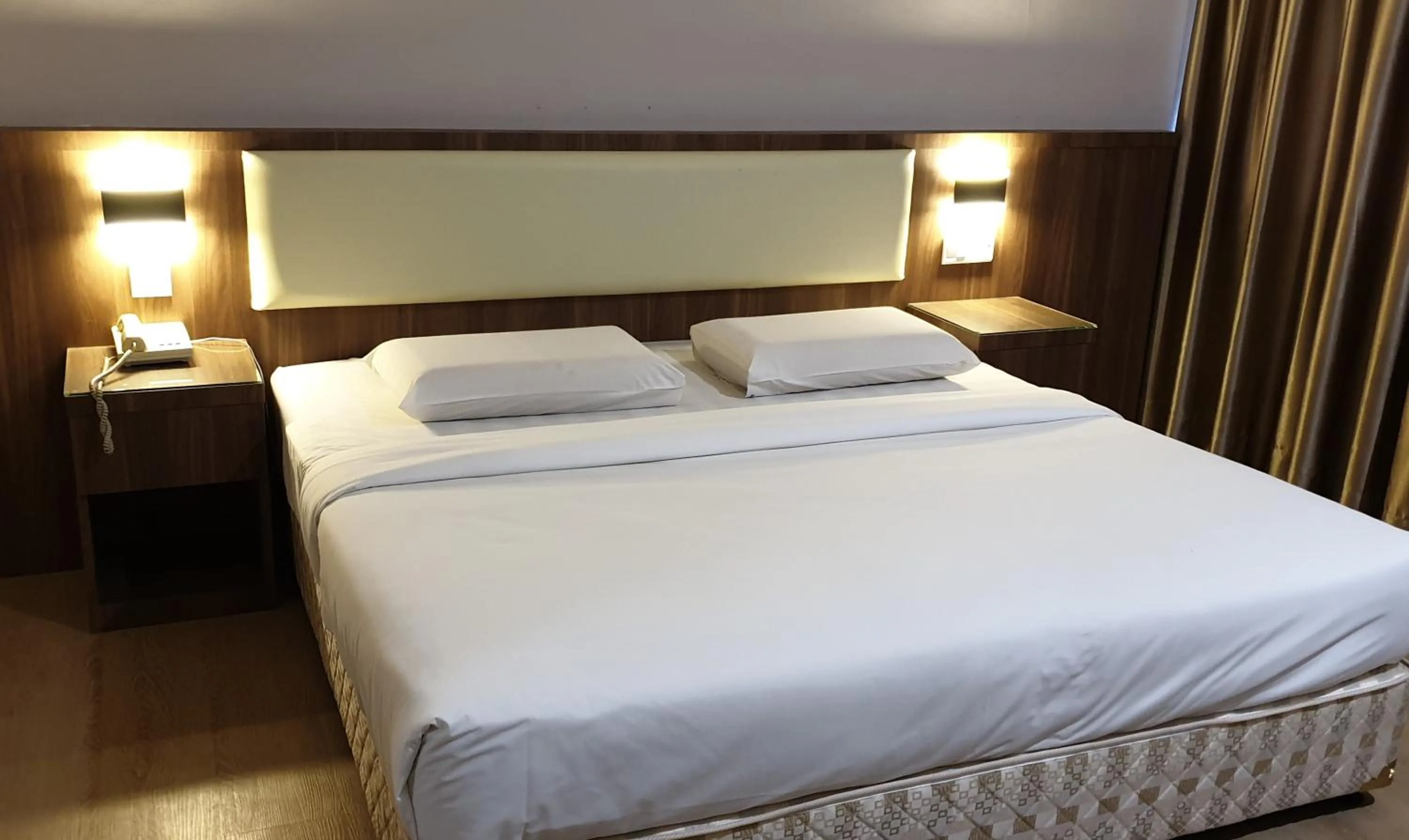 Property building, Bed in Hotel Samila