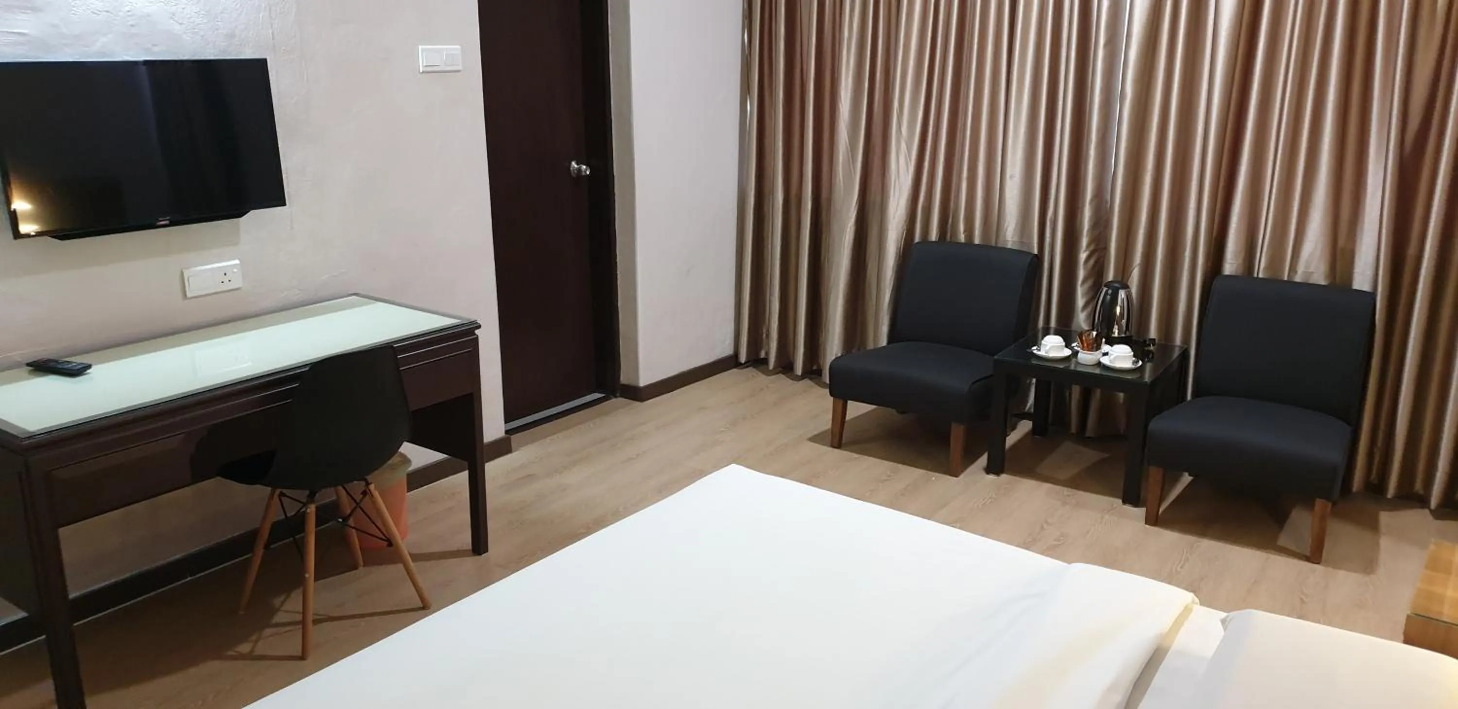 Seating area, Bed in Hotel Samila