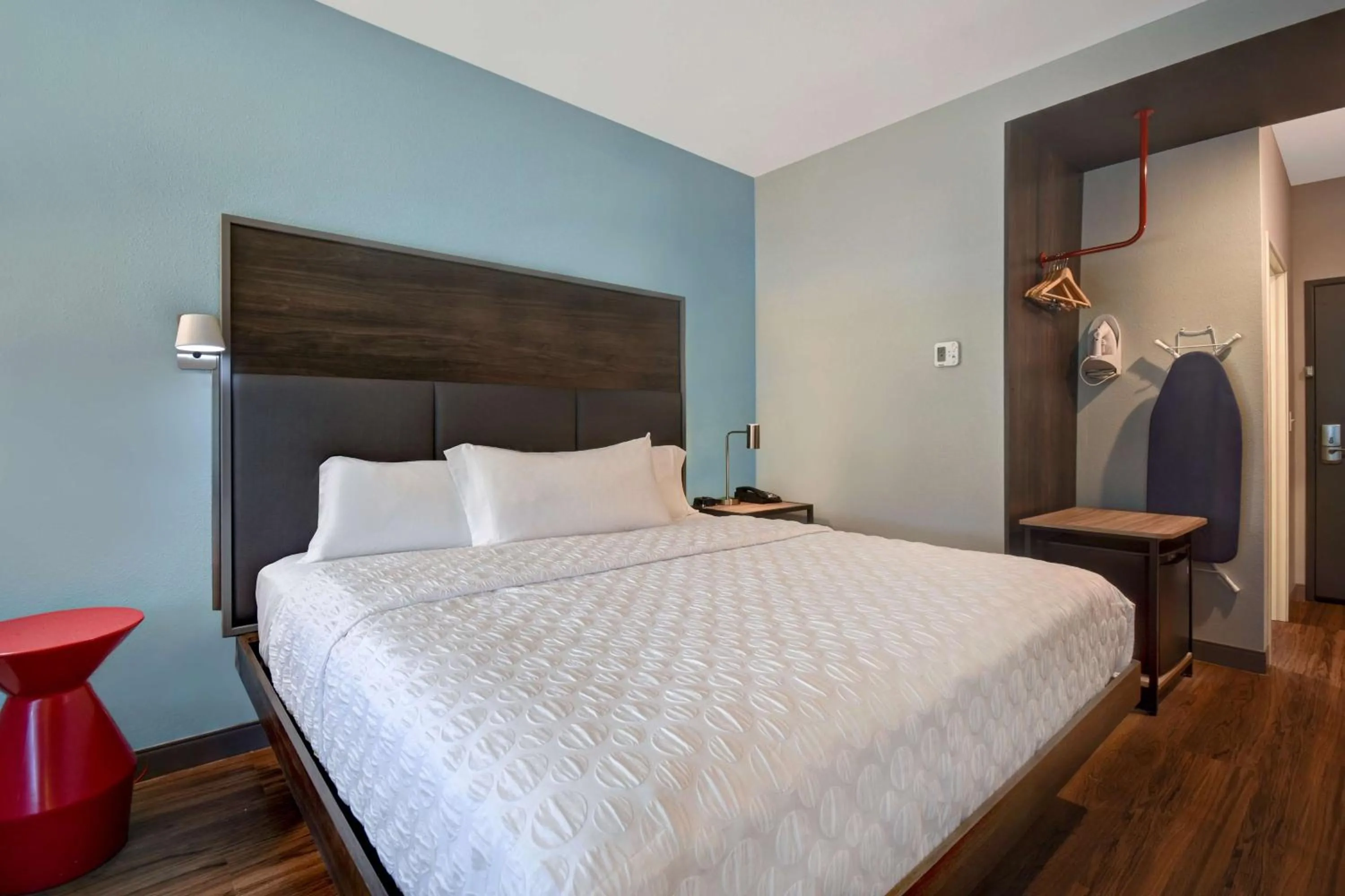 Bed in Tru By Hilton Auburn, In