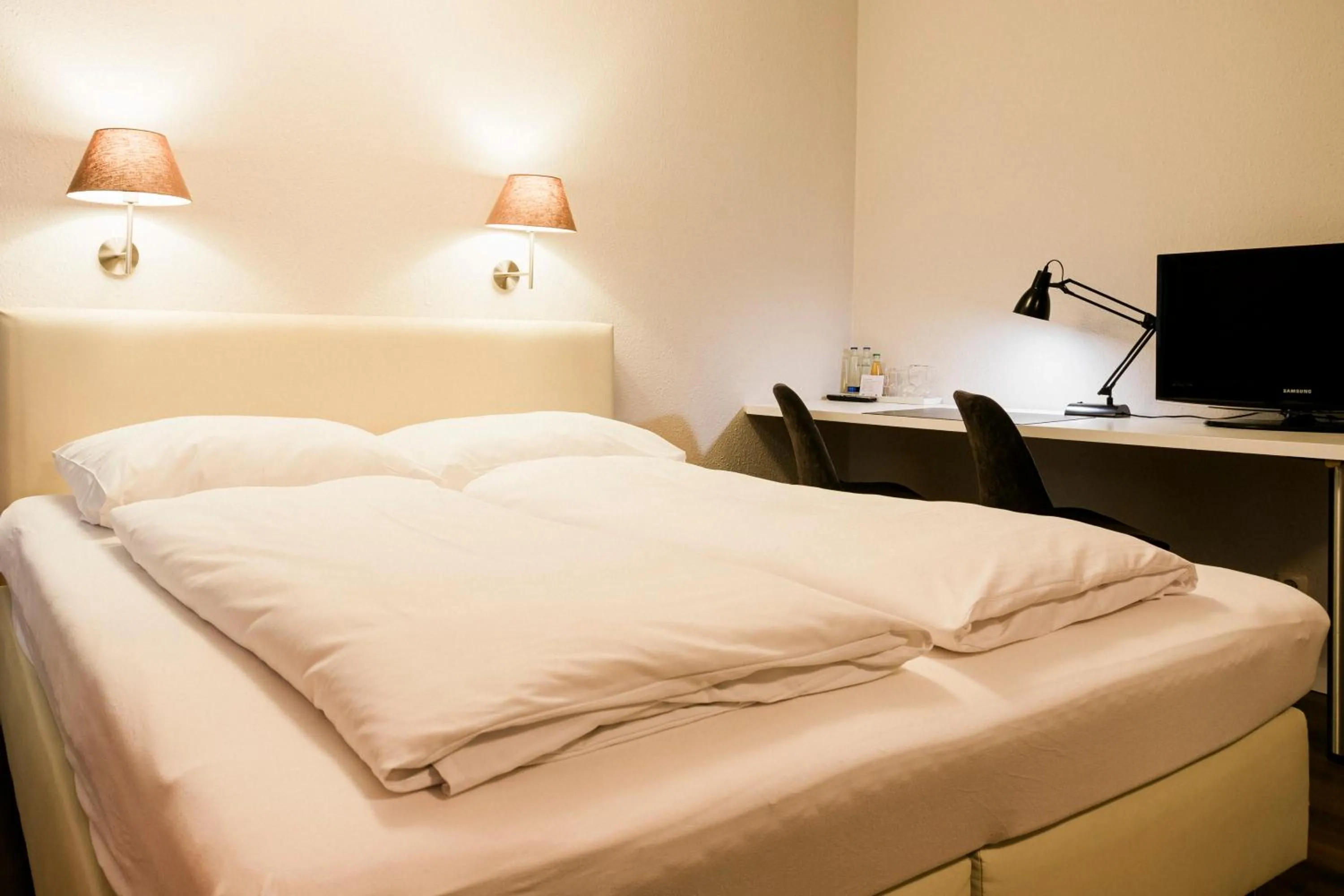 Bed in Hotel Villa Solln - free parking