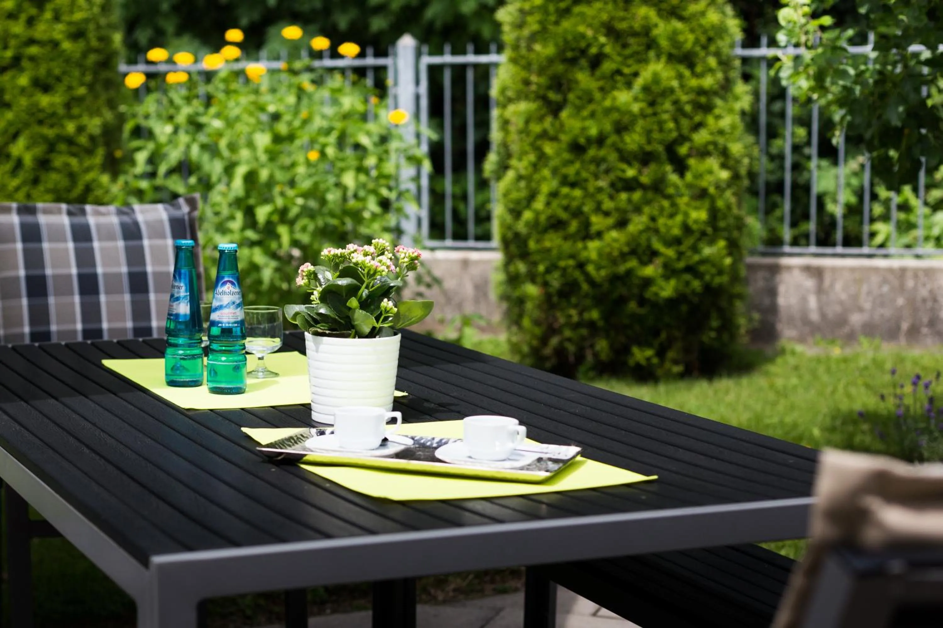 Patio in Hotel Villa Solln - free parking