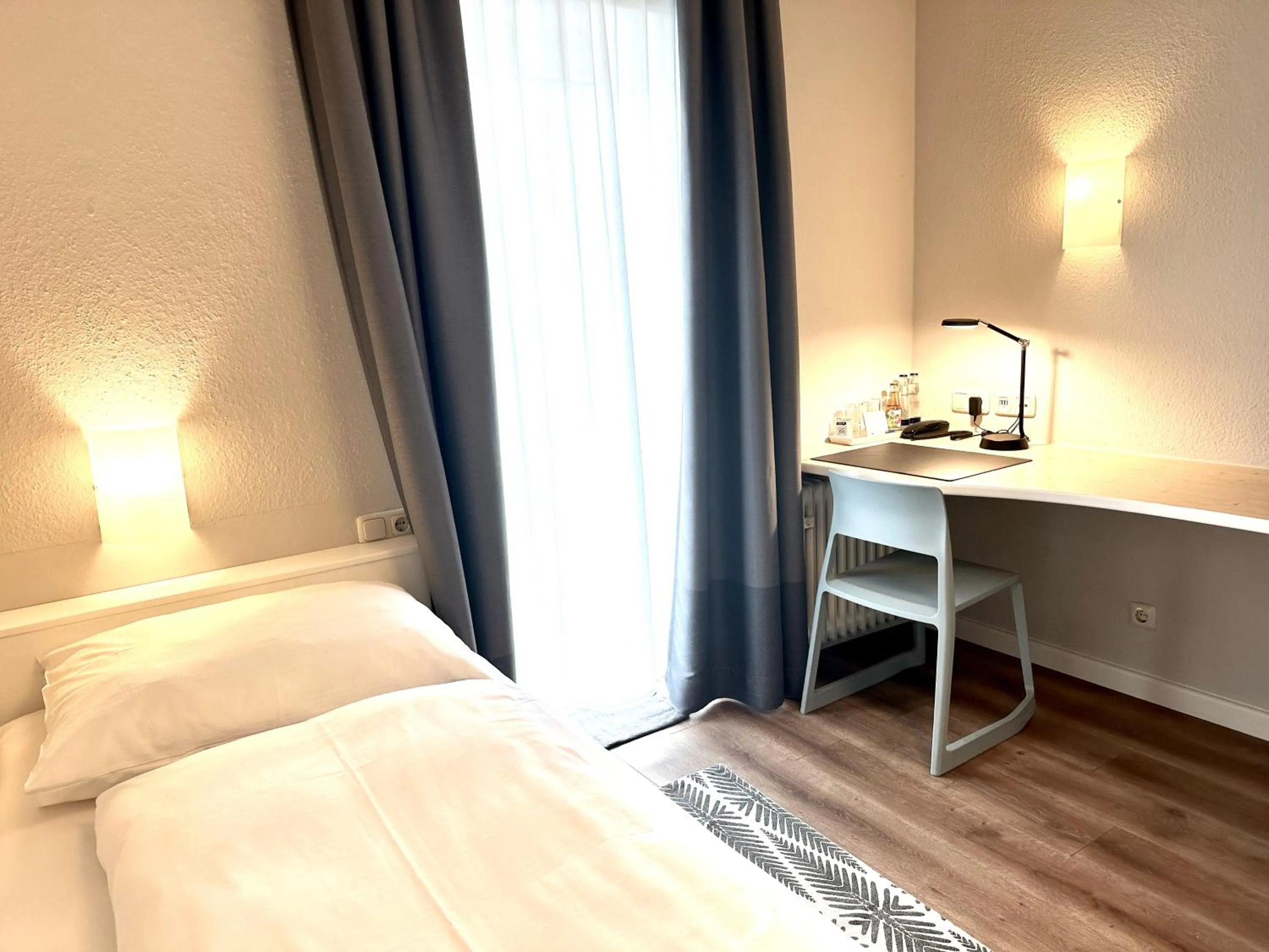 Bed in Hotel Villa Solln - free parking