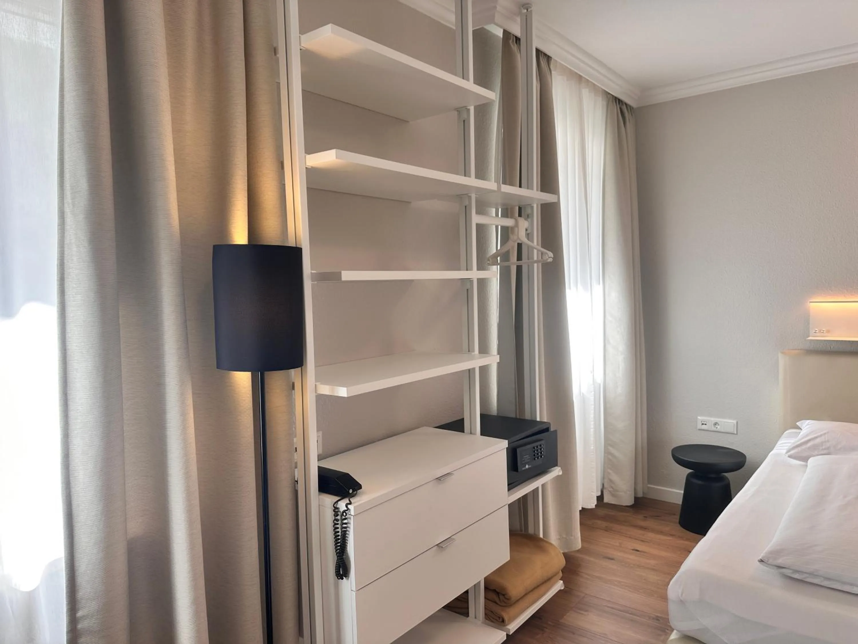 wardrobe, Bed in Hotel Villa Solln - free parking