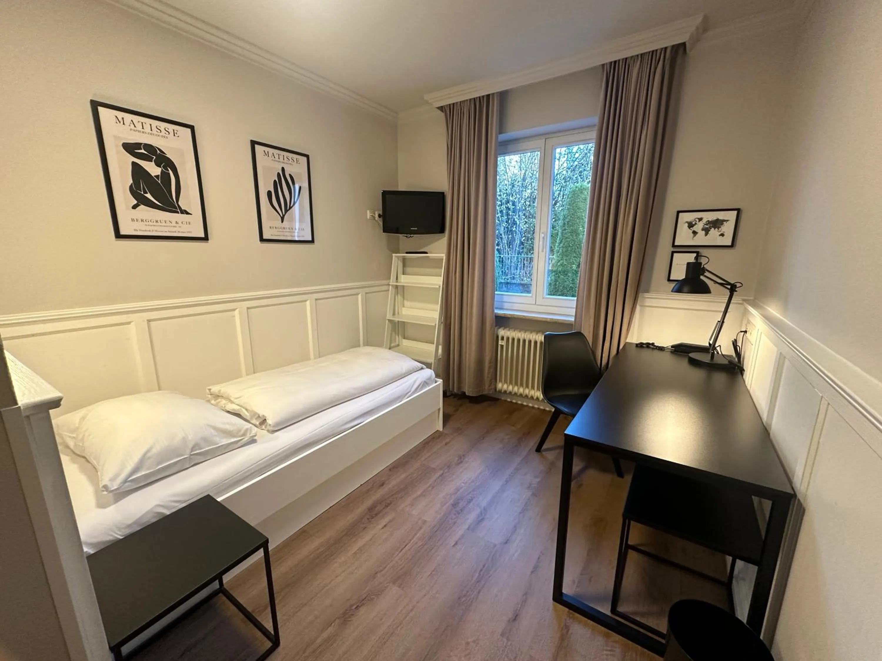 Photo of the whole room, Bed in Hotel Villa Solln - free parking