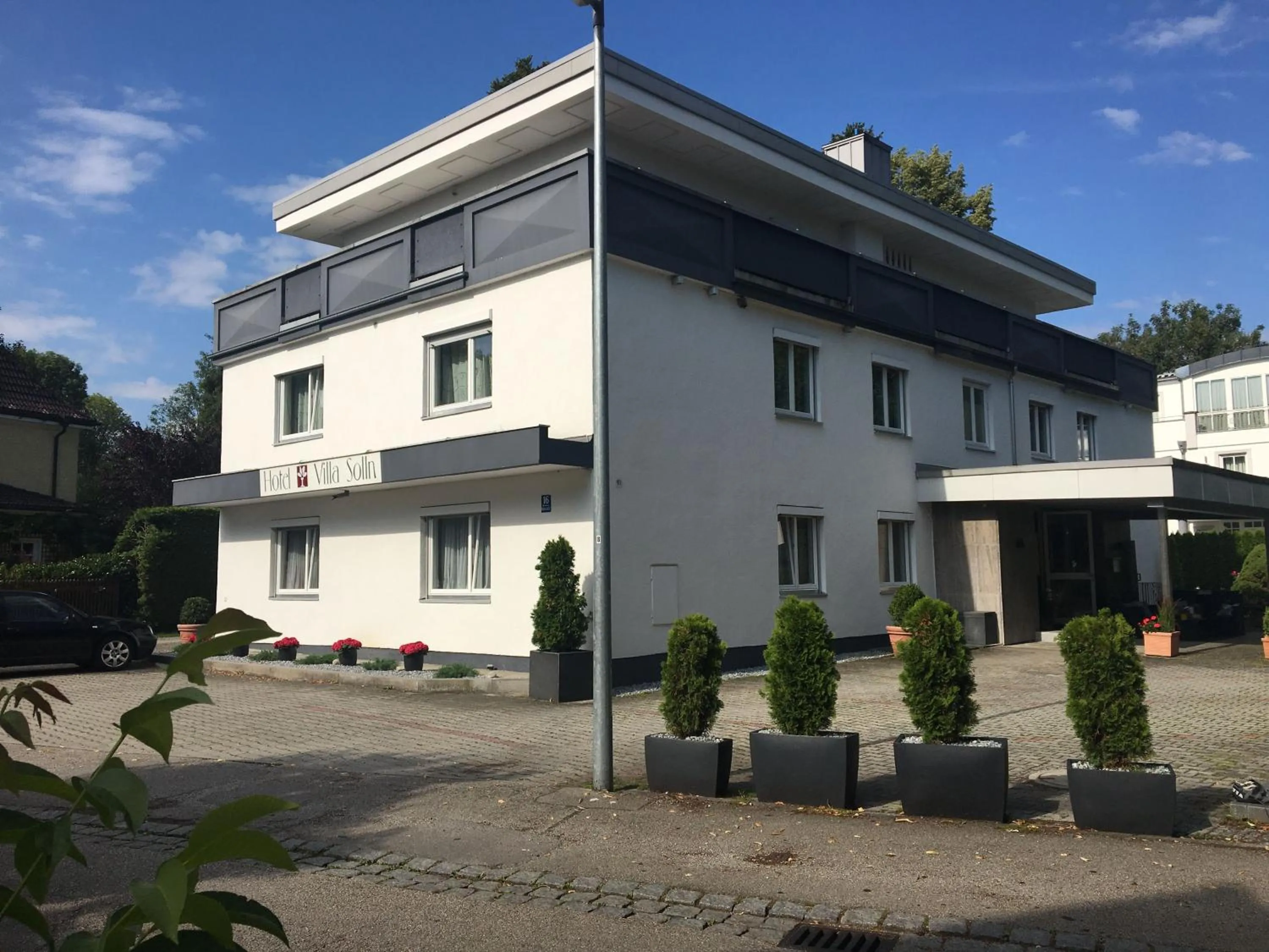 Property building in Hotel Villa Solln - free parking
