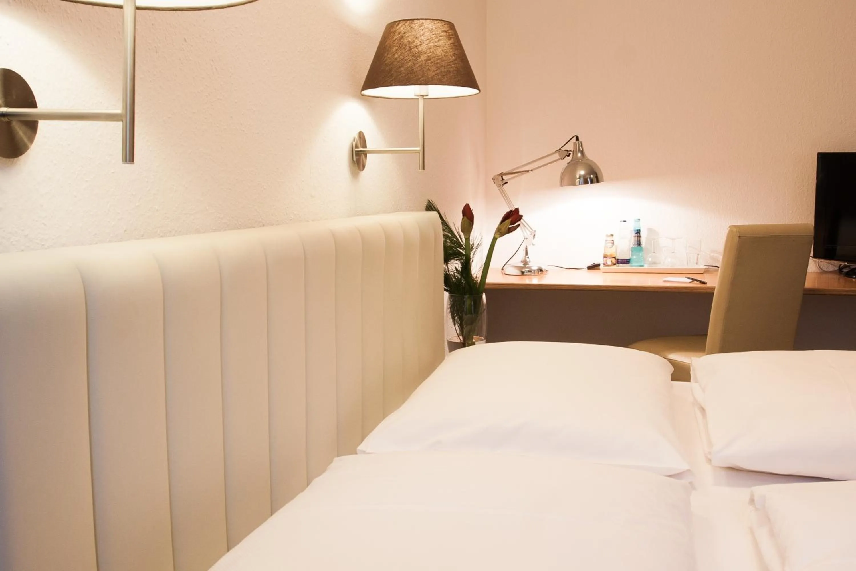 Bed in Hotel Villa Solln - free parking