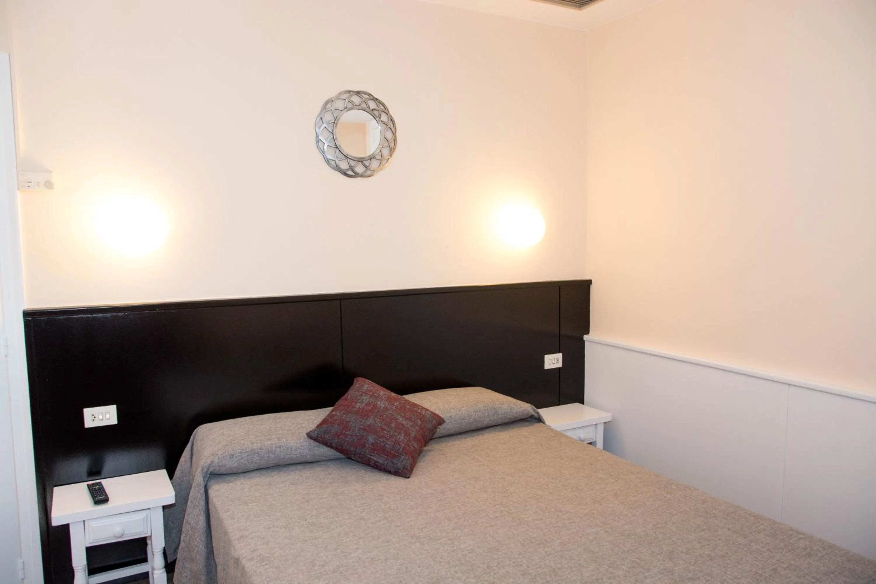 Bed in Hostal Empordà