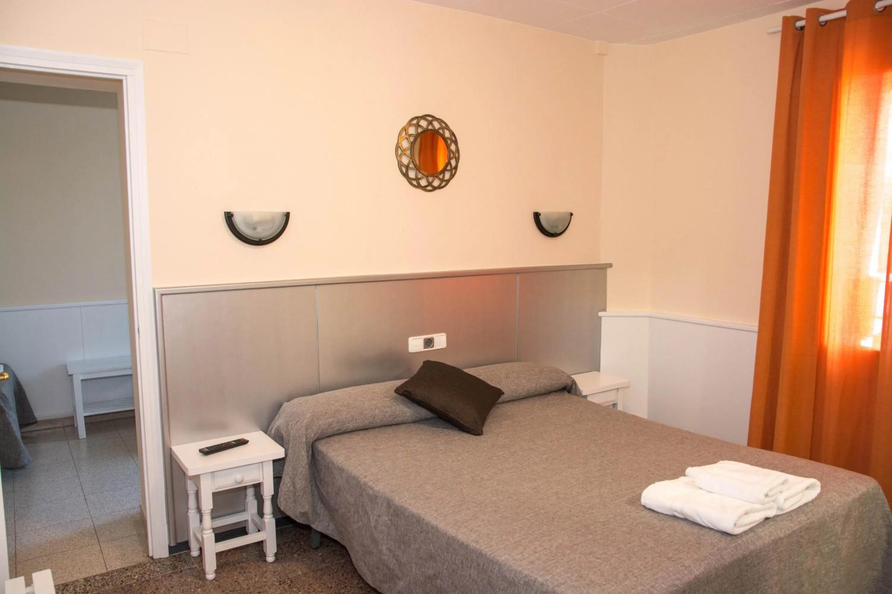 Bed in Hostal Empordà