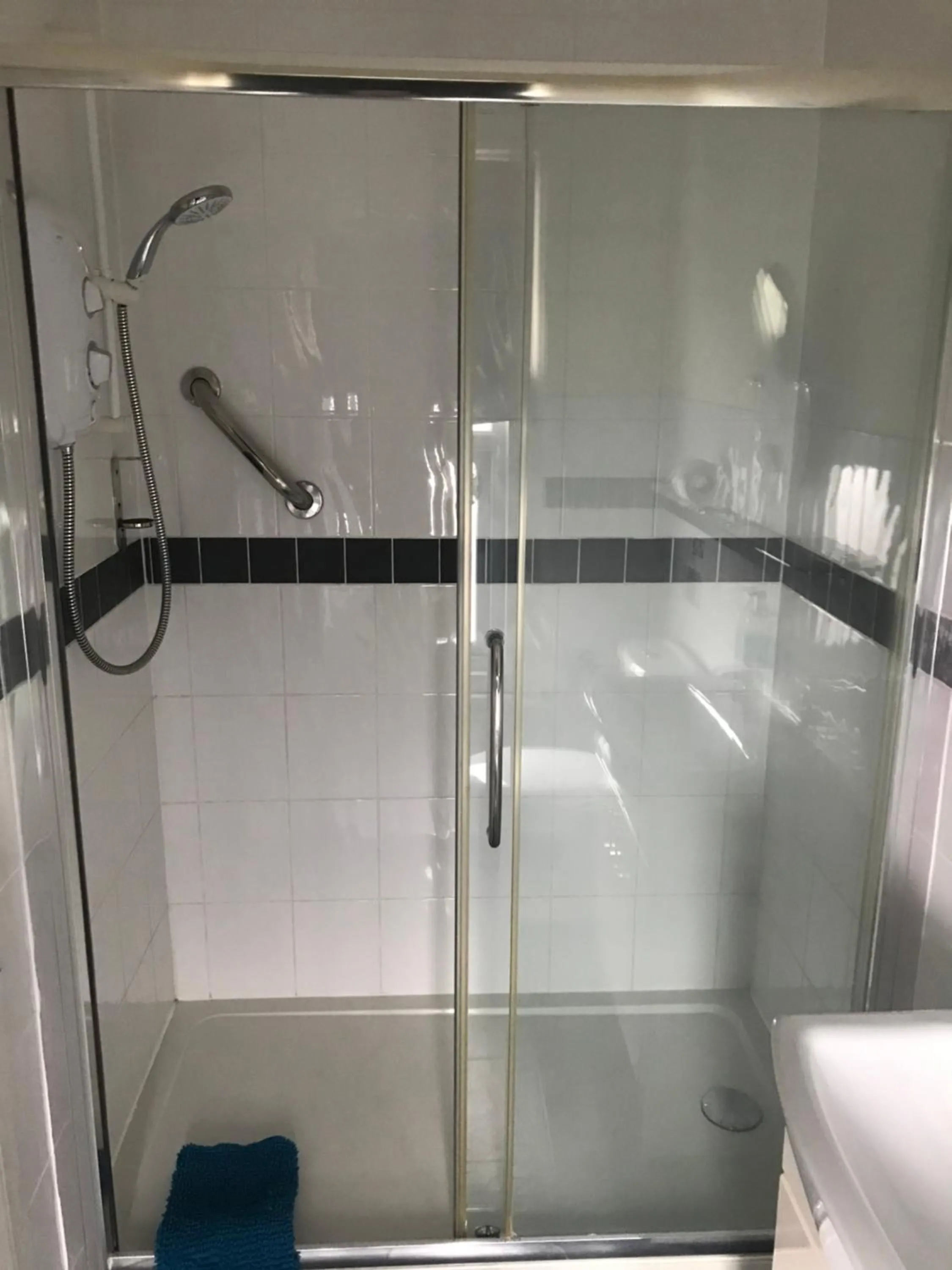 Shower in The Harp Freehouse and Guesthouse
