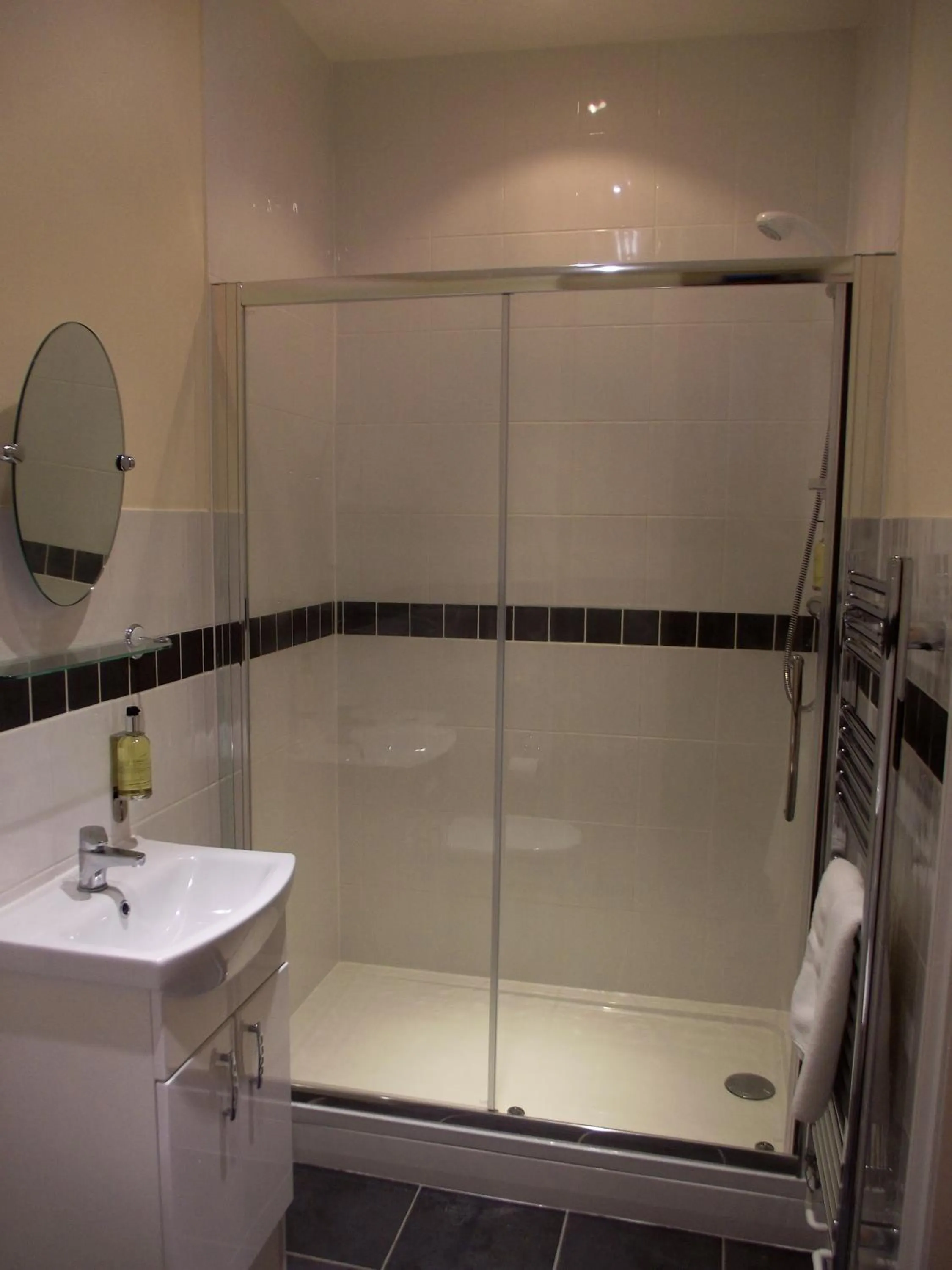 Shower in The Harp Freehouse and Guesthouse