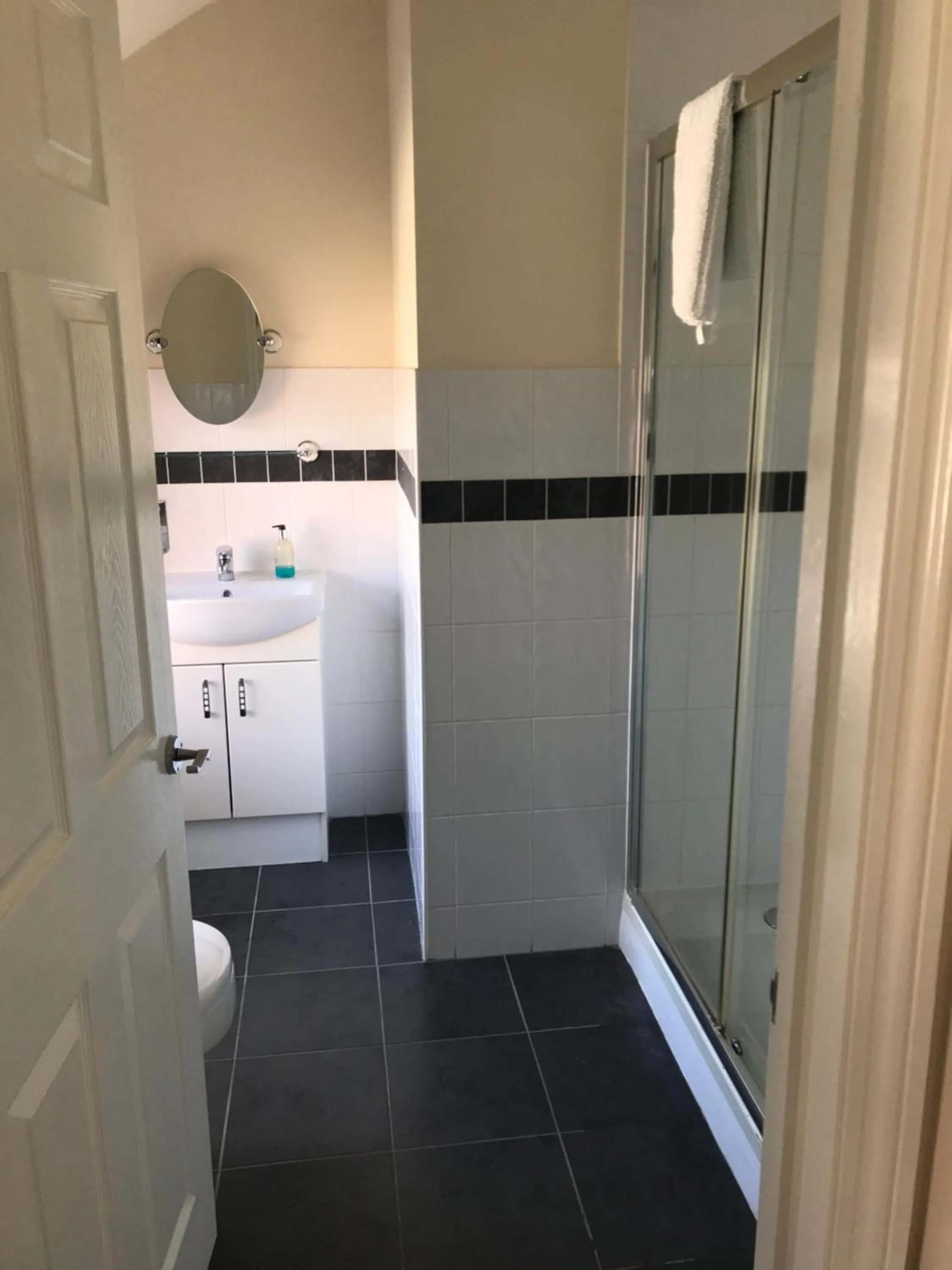 Bathroom in The Harp Freehouse and Guesthouse