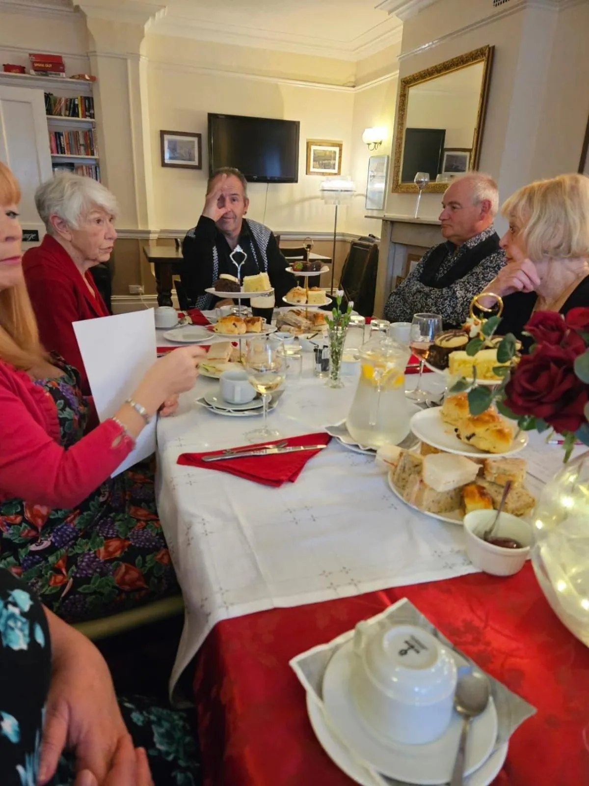 Communal lounge/ TV room in The Harp Freehouse and Guesthouse