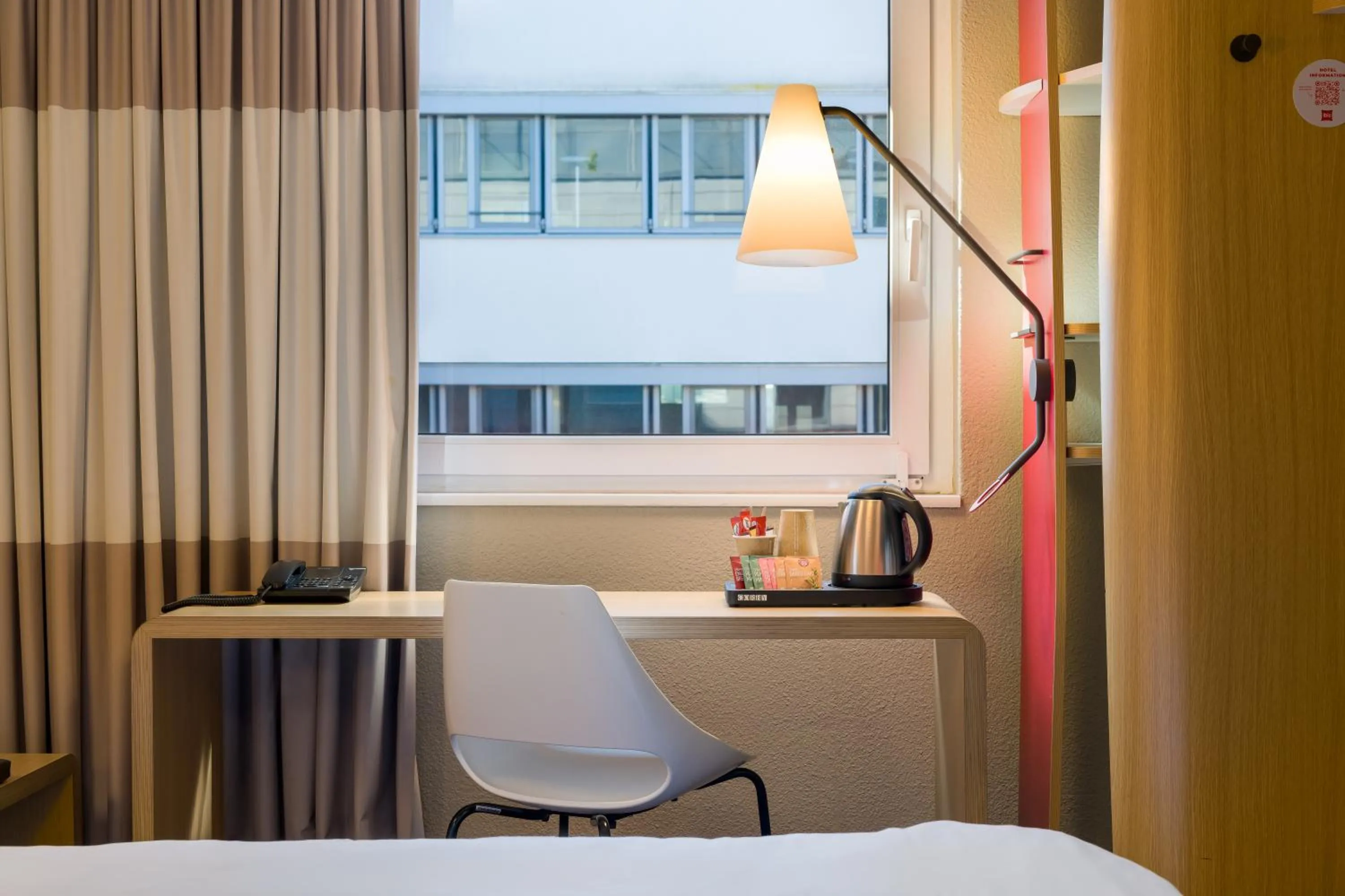 Toilet, Bed in ibis Hotel Hamburg St. Pauli Messe