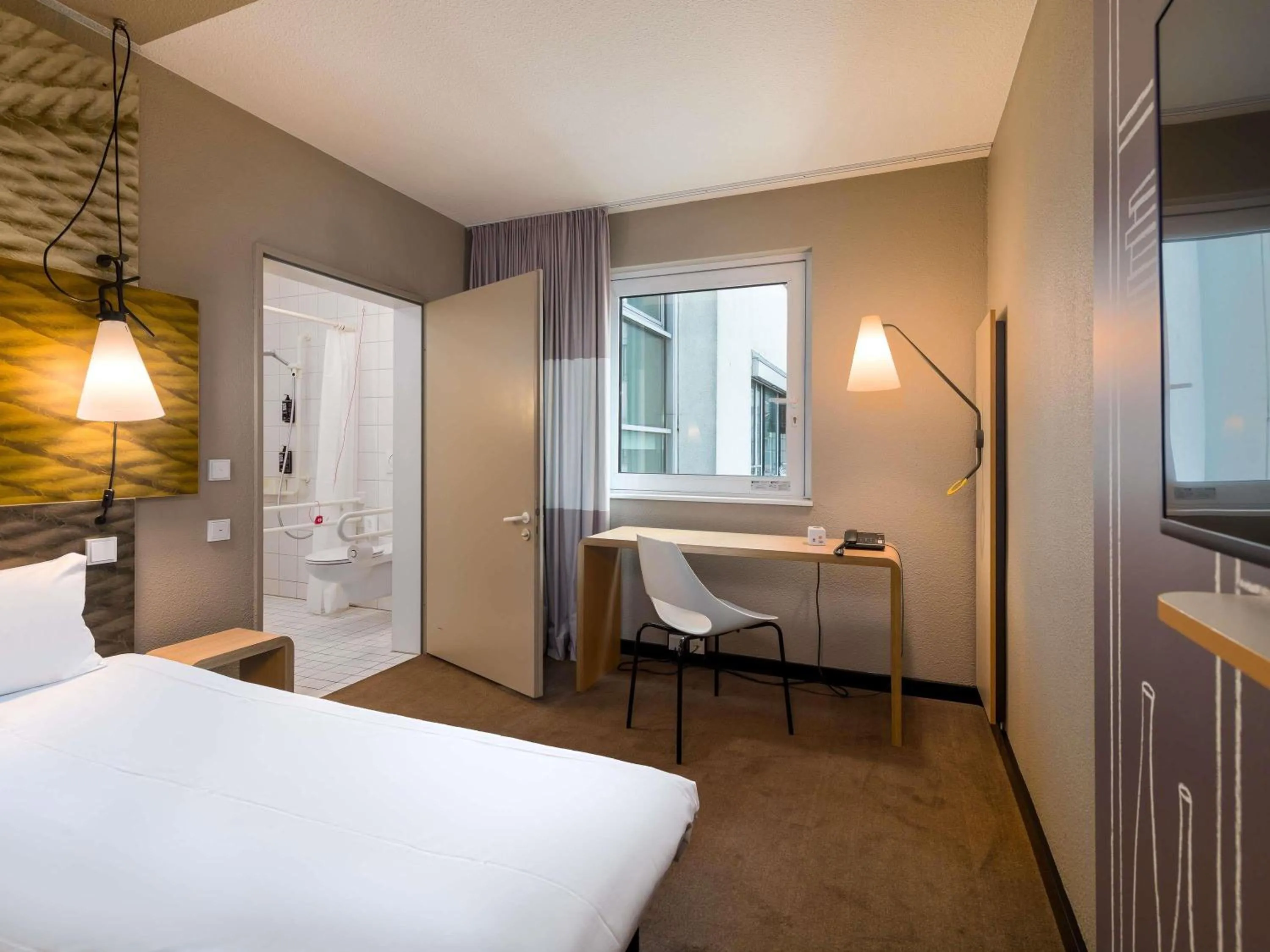 Bedroom, Bed in ibis Hotel Hamburg St. Pauli Messe