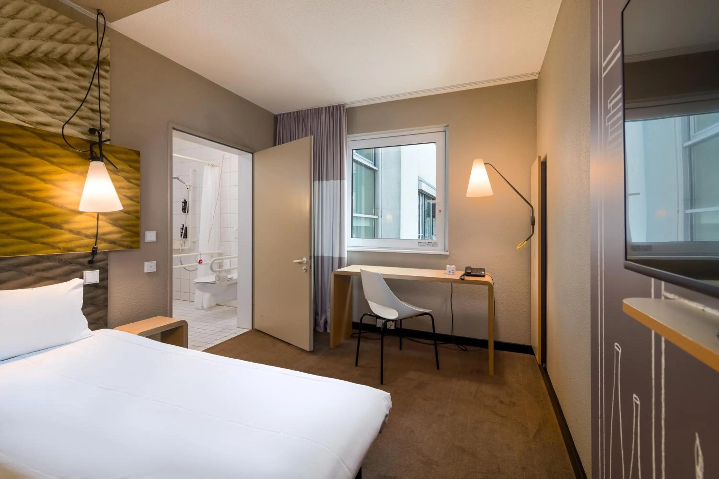 Accessible Twin Room in ibis Hotel Hamburg St. Pauli Messe