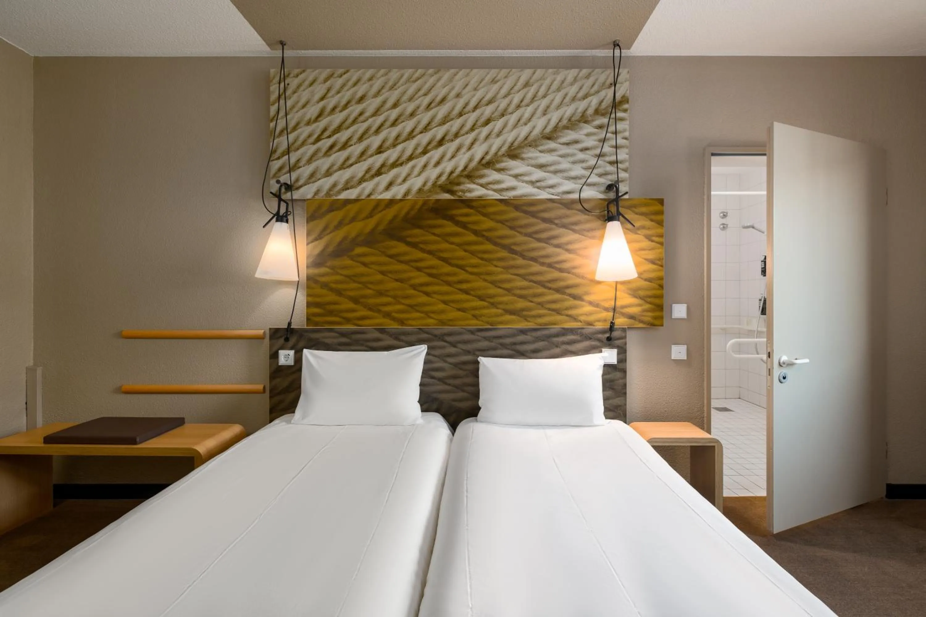 Bed in ibis Hotel Hamburg St. Pauli Messe