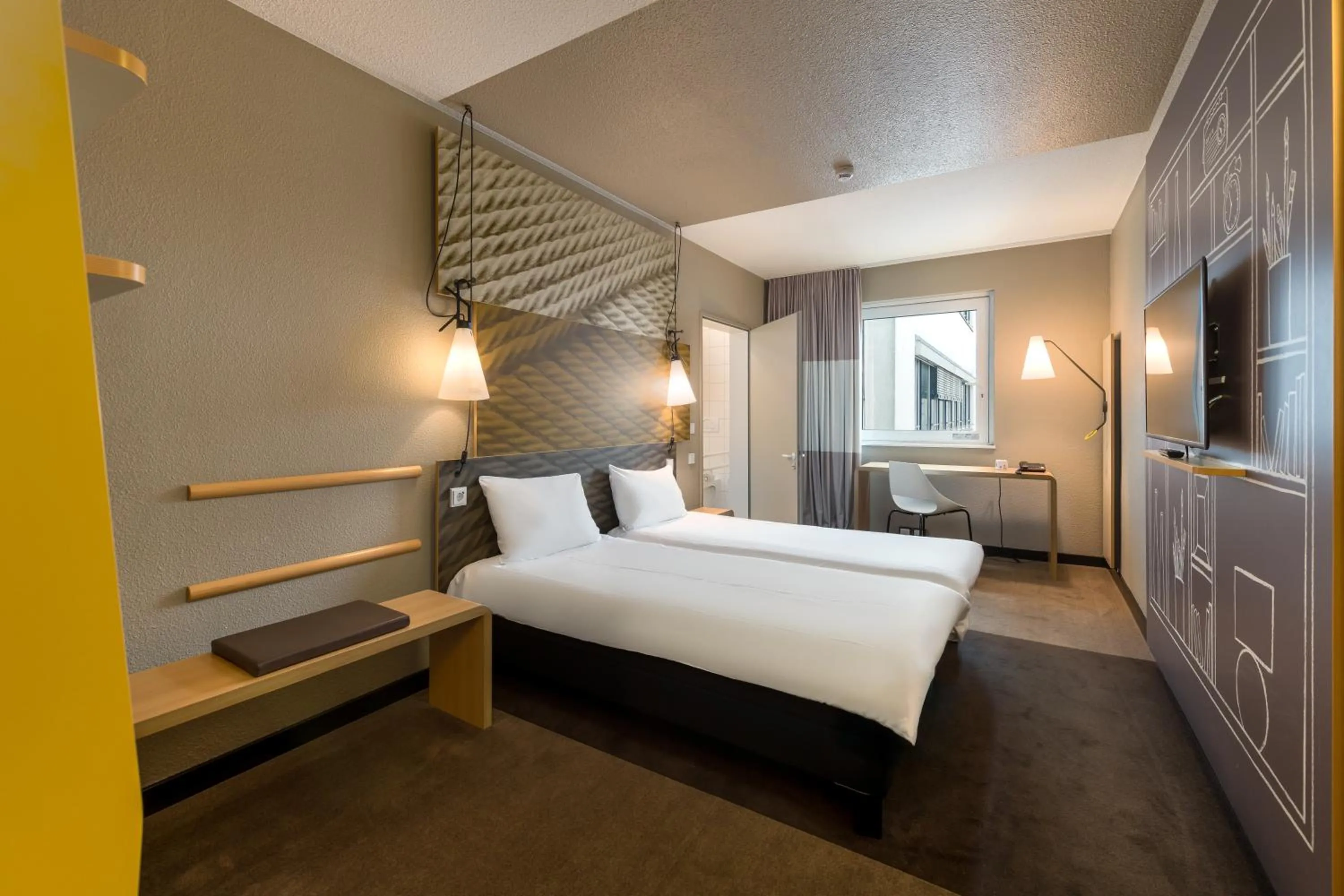 Photo of the whole room, Bed in ibis Hotel Hamburg St. Pauli Messe