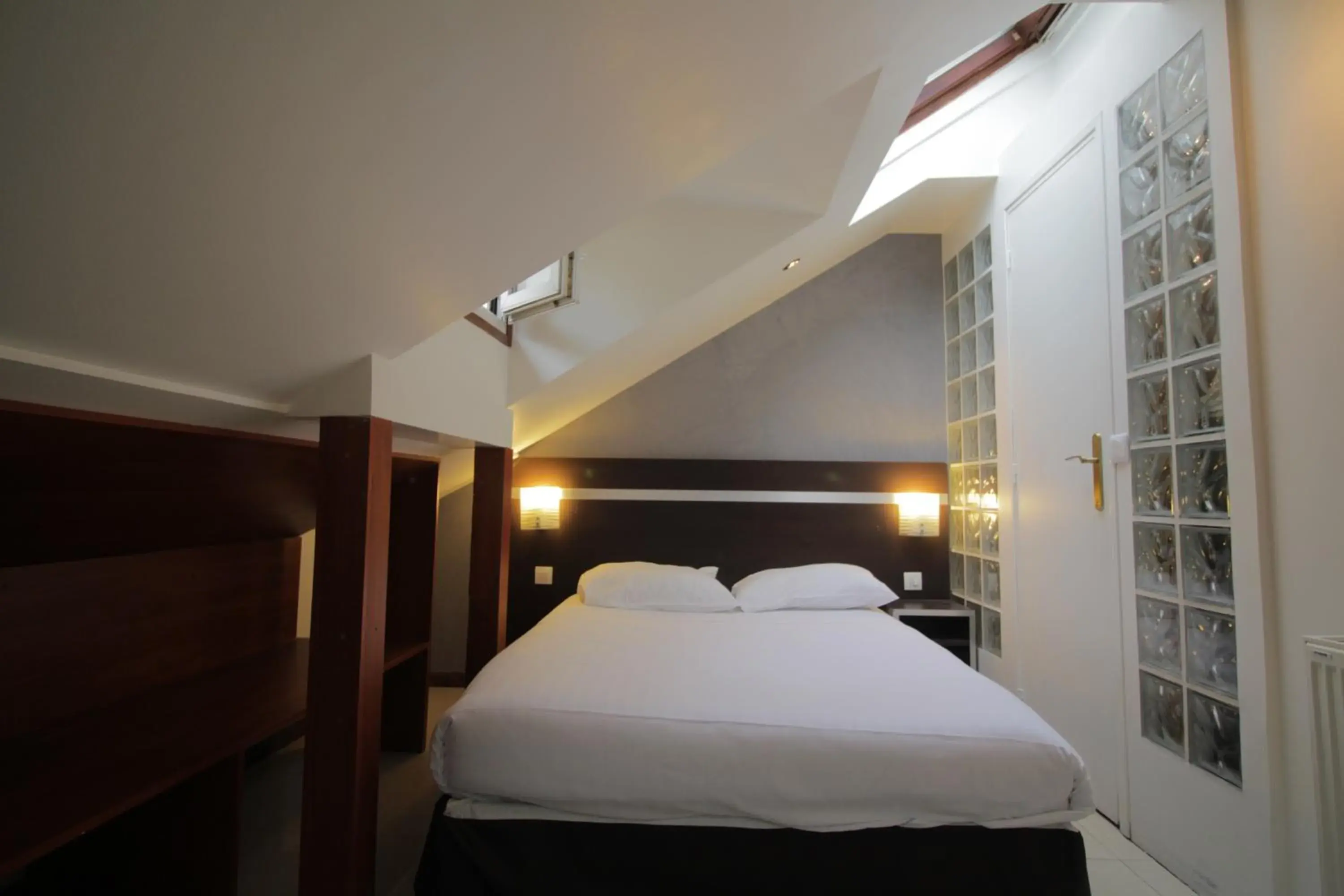 Standard Single Room in Modern's Hotel Standard Single Room in Modern's Hotel