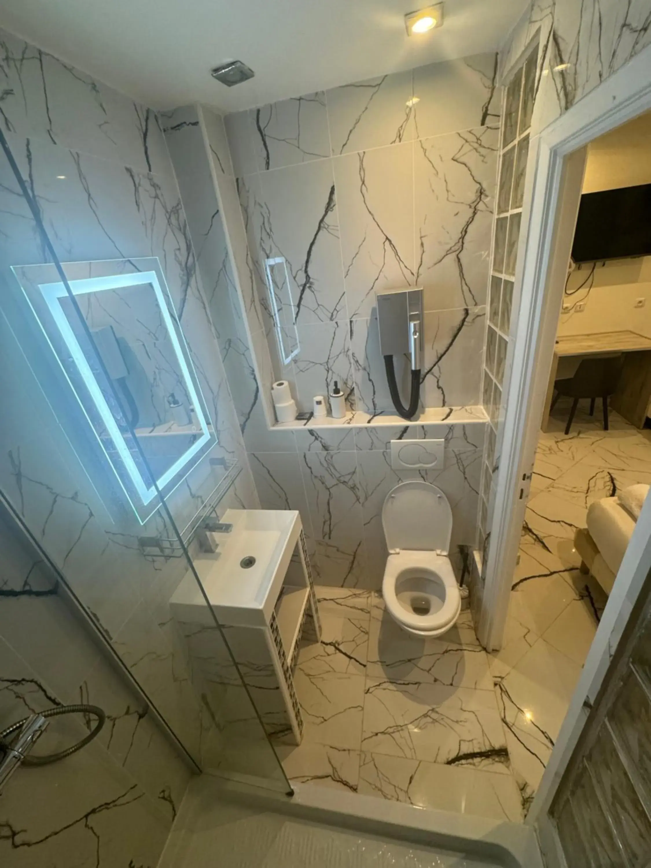 Twin Room in Modern's Hotel Twin Room in Modern's Hotel