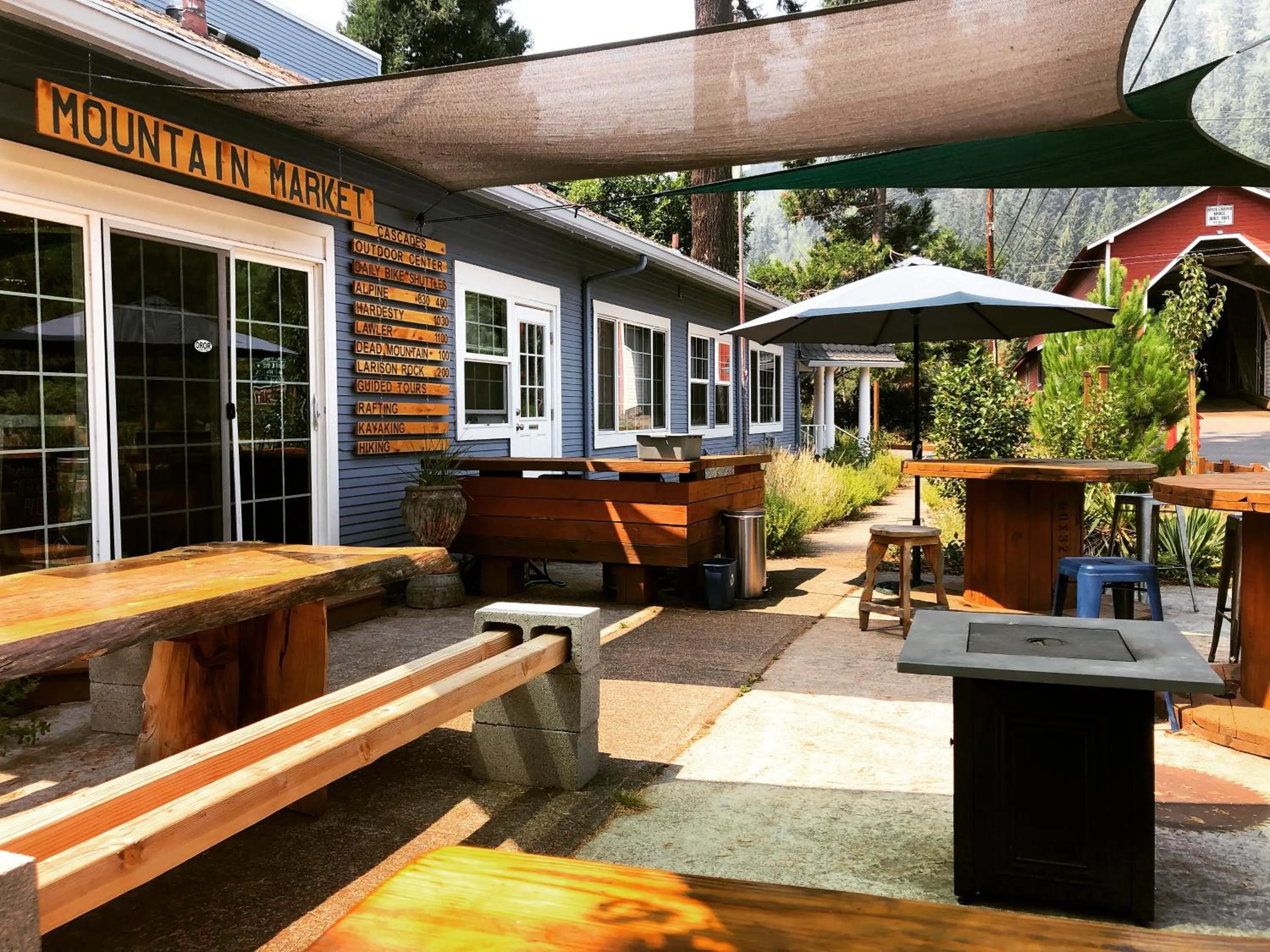 Property building in Westfir Lodge & Mountain Market