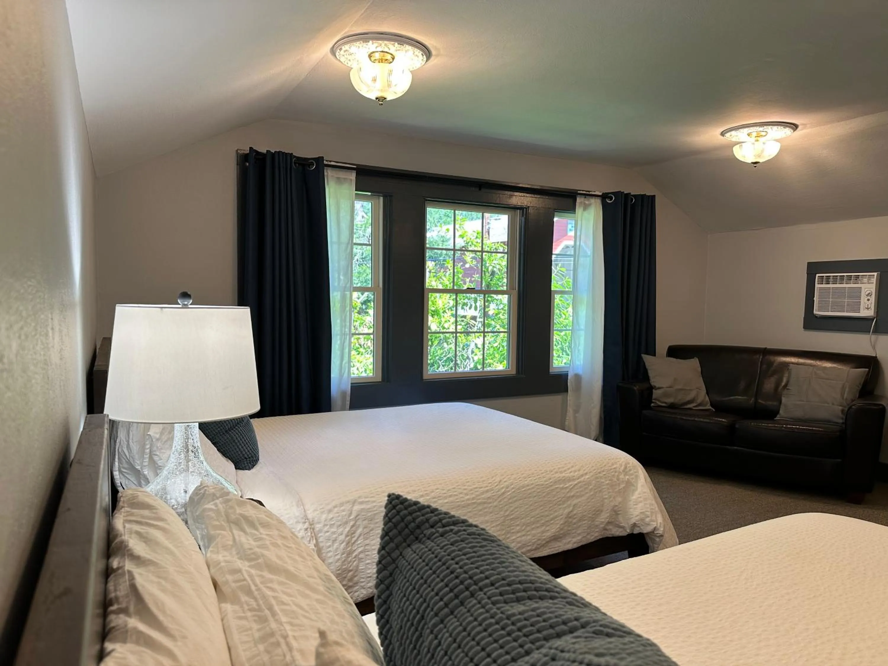 Photo of the whole room, Bed in Westfir Lodge & Mountain Market