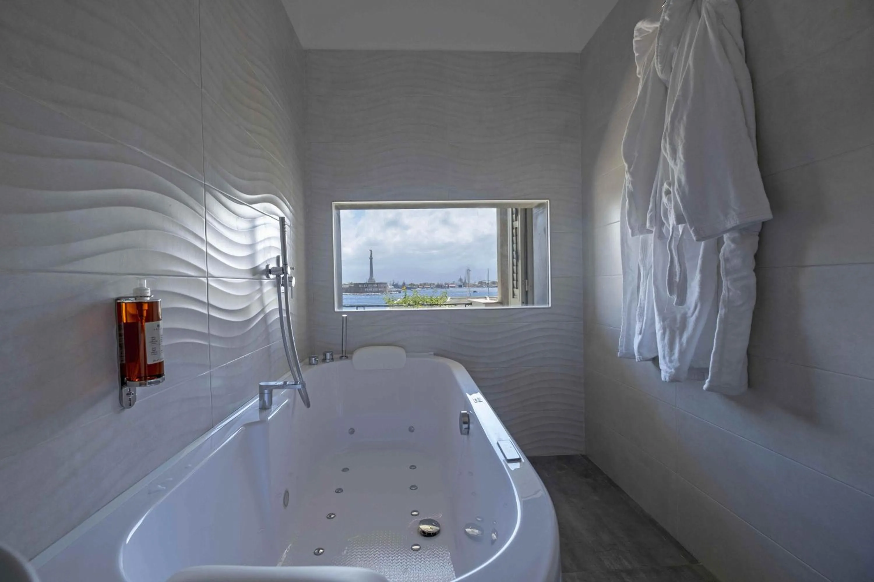 Bathroom in Miti Dello Stretto B&B