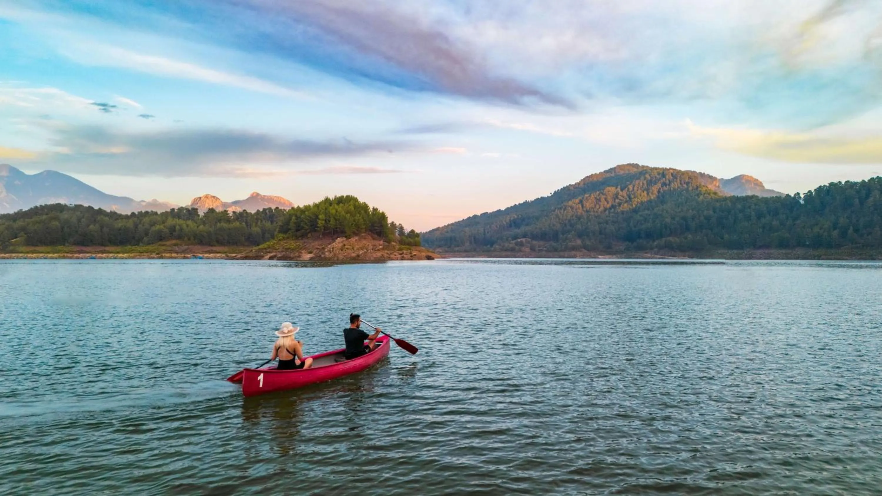 Canoeing in Botanik Göl Evleri