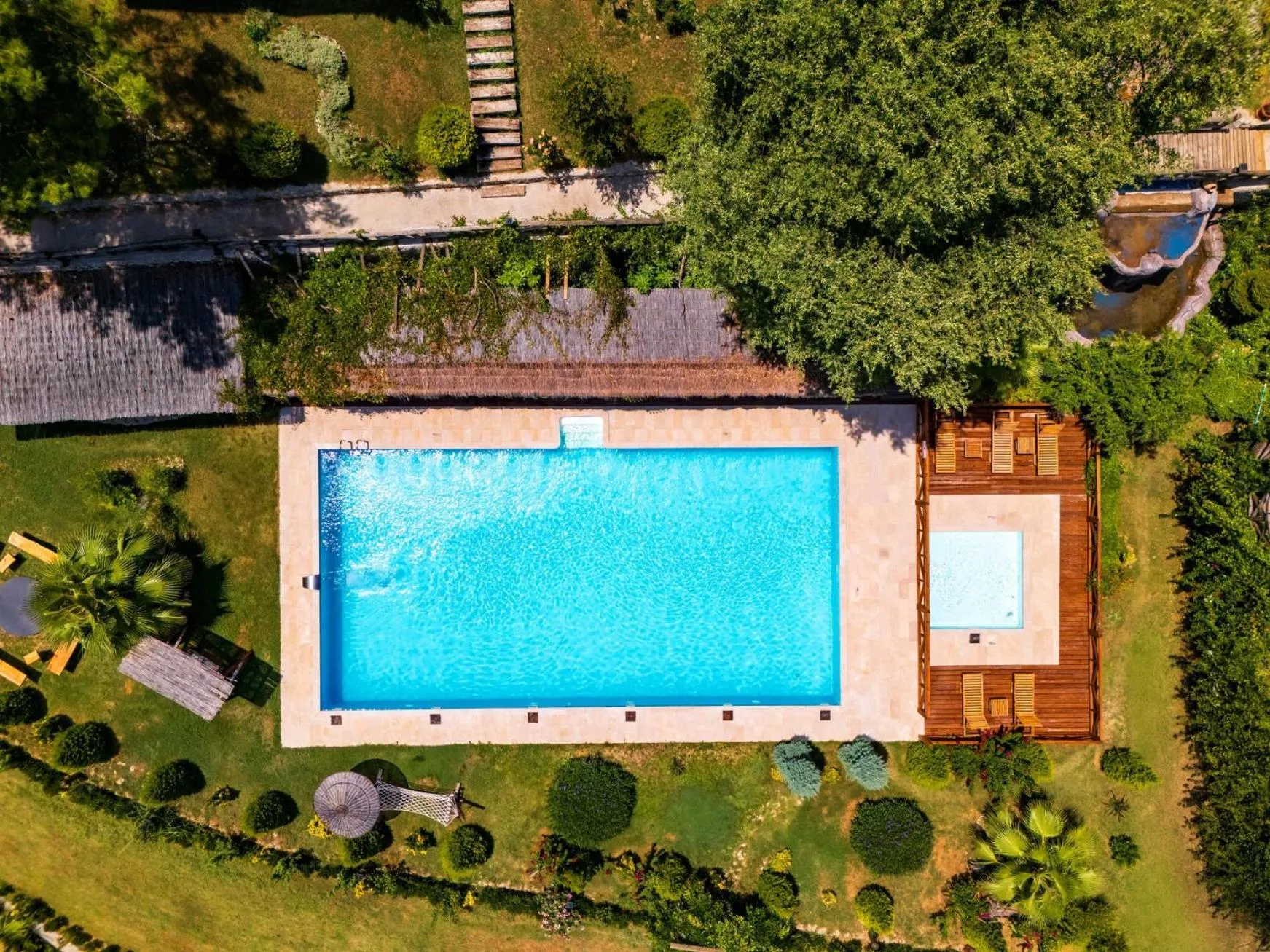 Garden in Botanik Göl Evleri