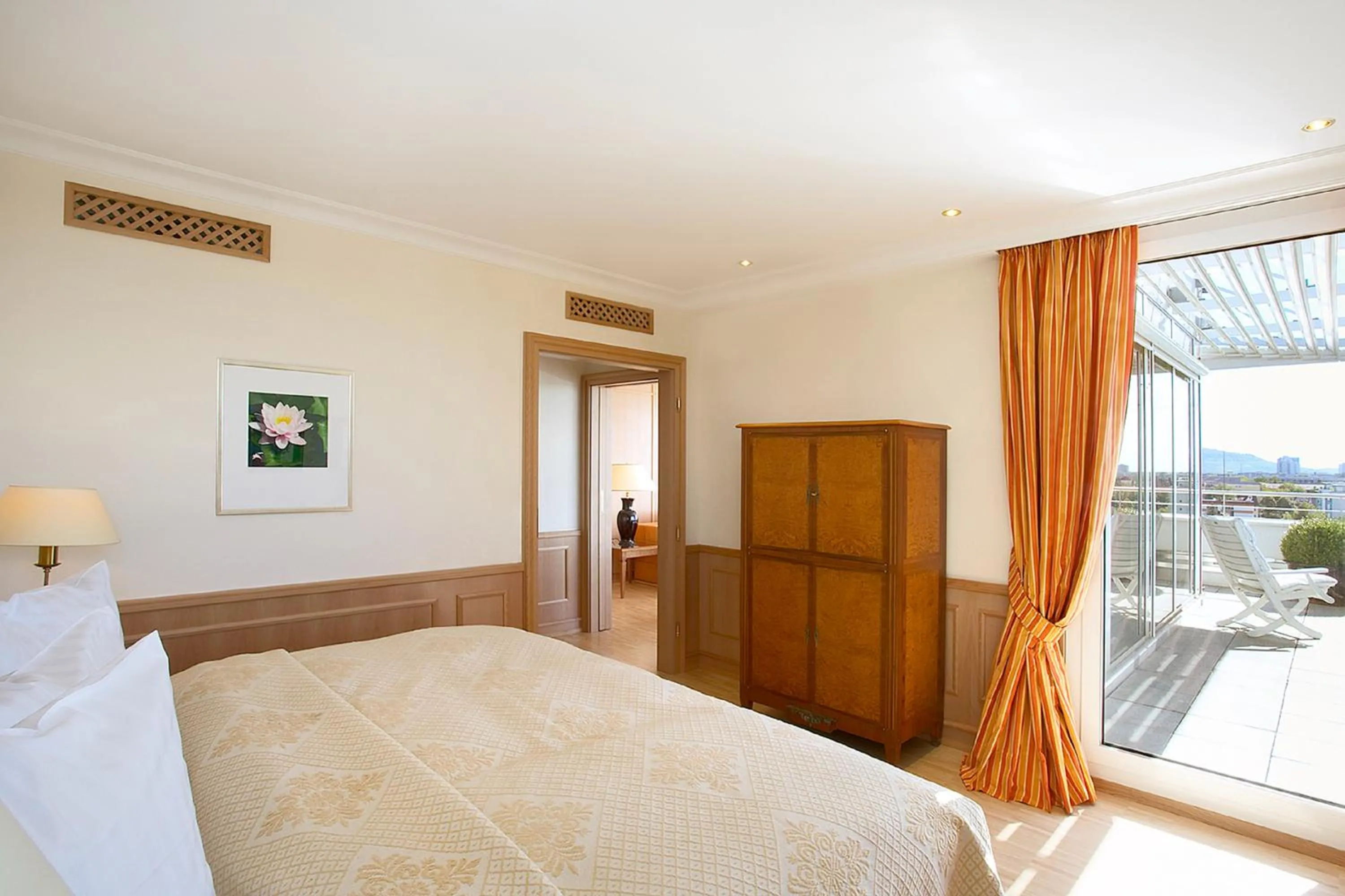 Balcony/Terrace, Bed in Hotel Stadt Freiburg