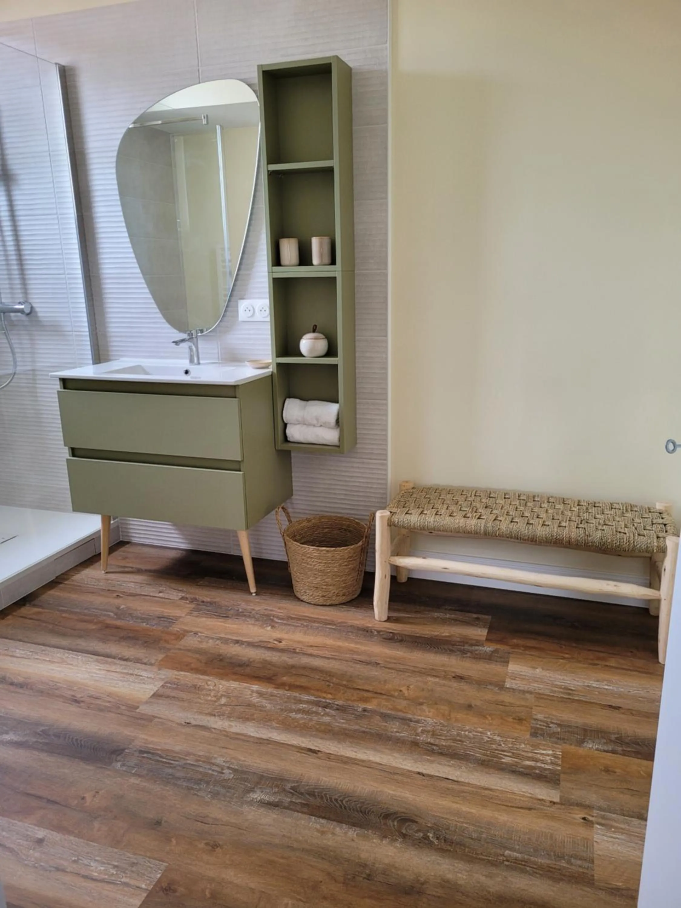 Bathroom in Pavillon des Millésimes, Piscine & SPA