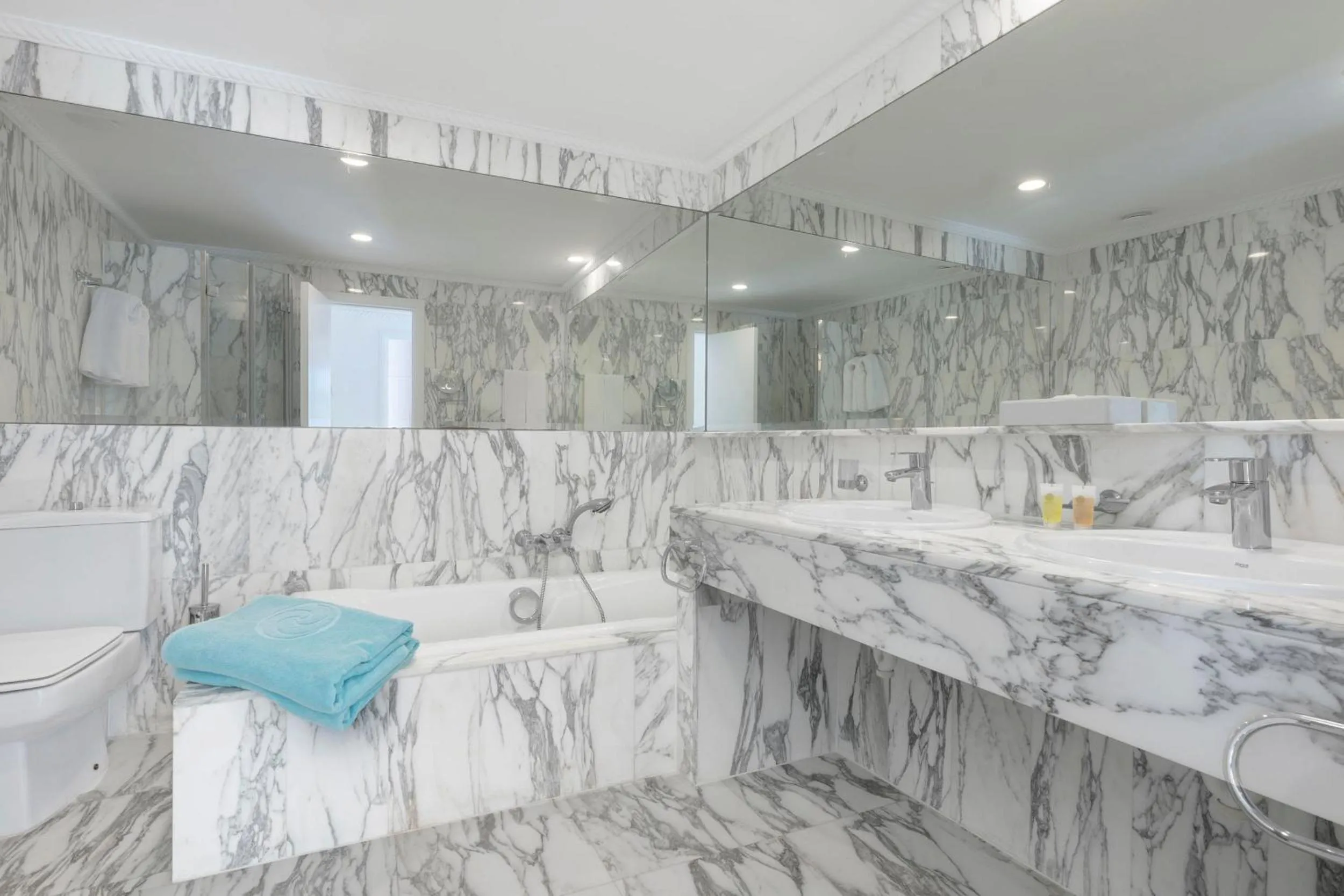 Bathroom in Anfi del Mar 1