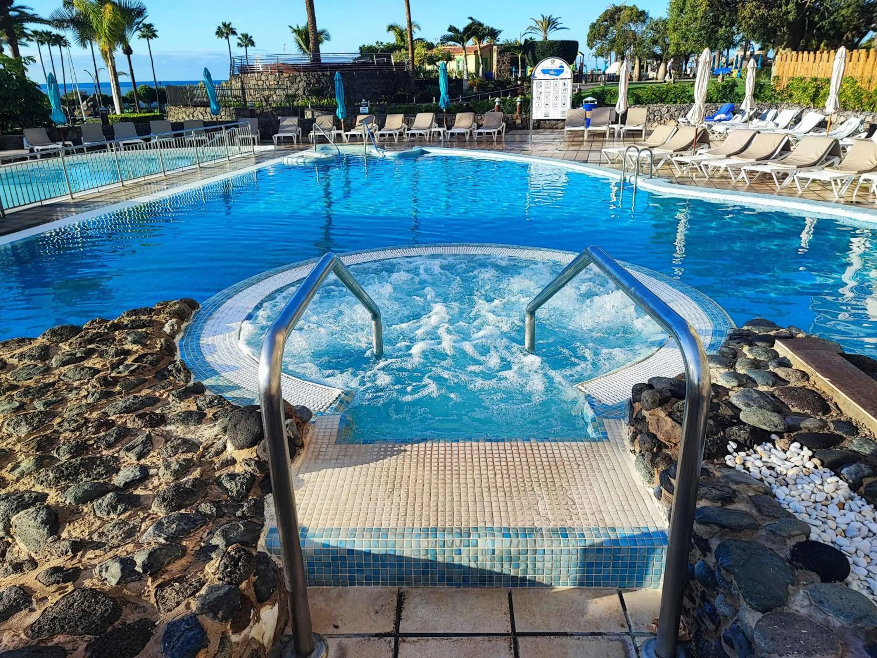 Swimming pool in Anfi del Mar 1