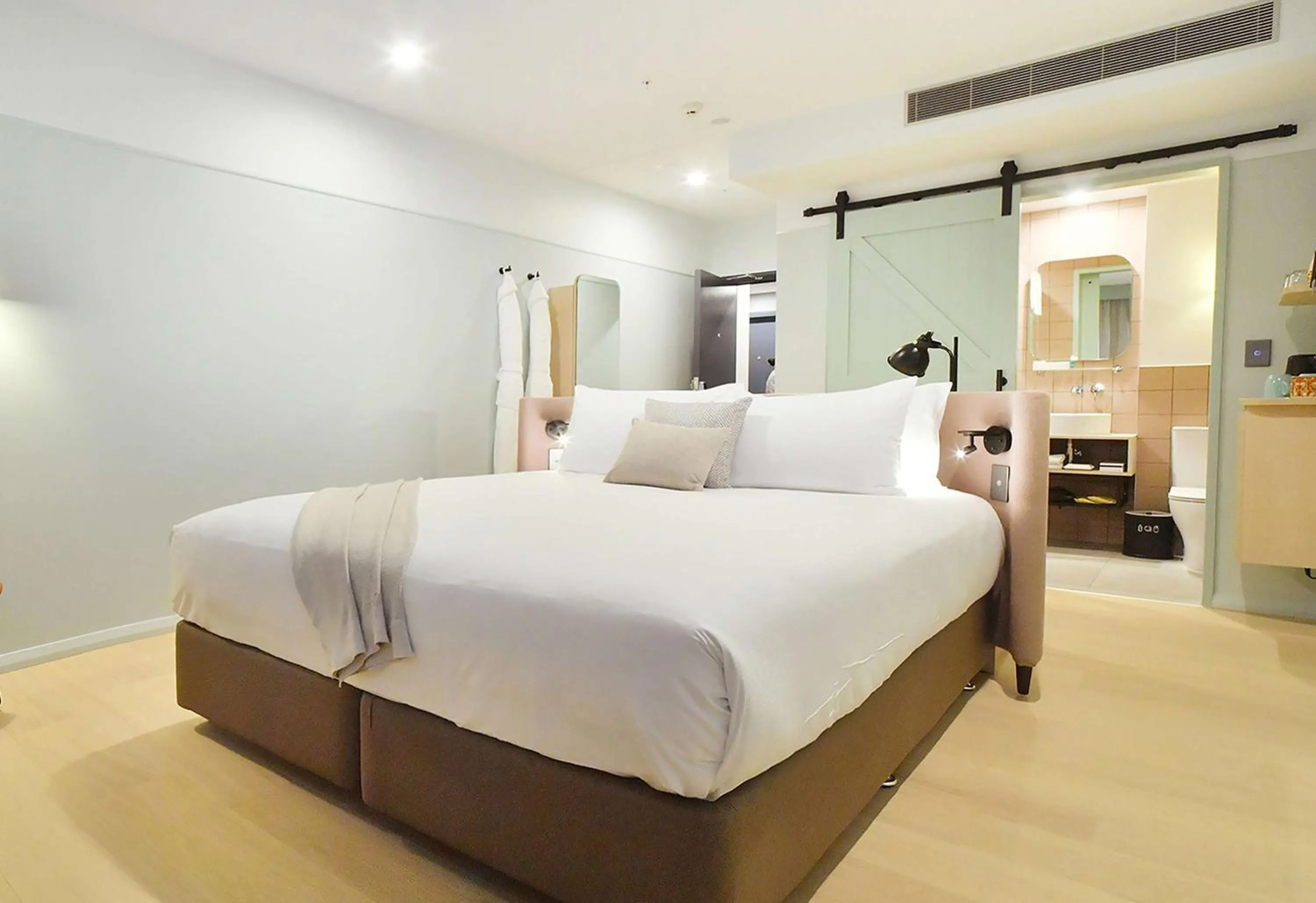 Bedroom, Bed in Sudima Auckland City