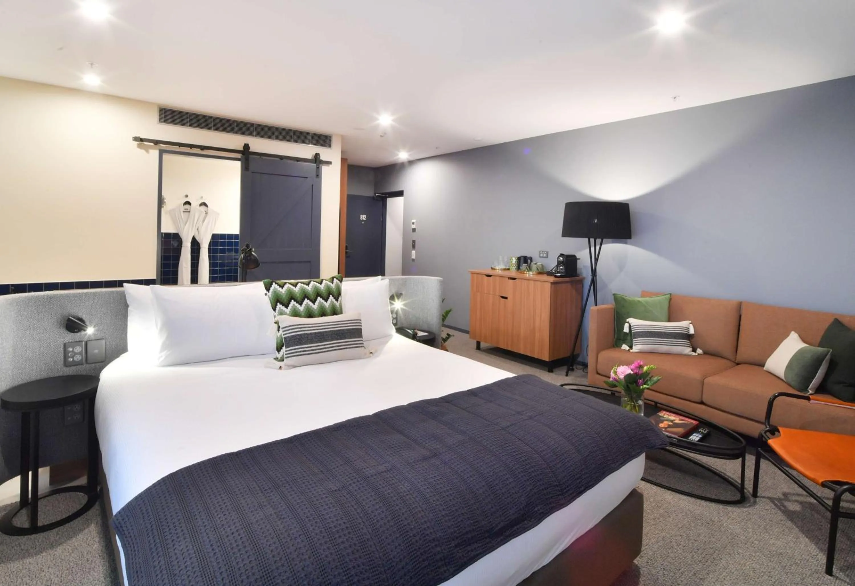 Photo of the whole room, Bed in Sudima Auckland City