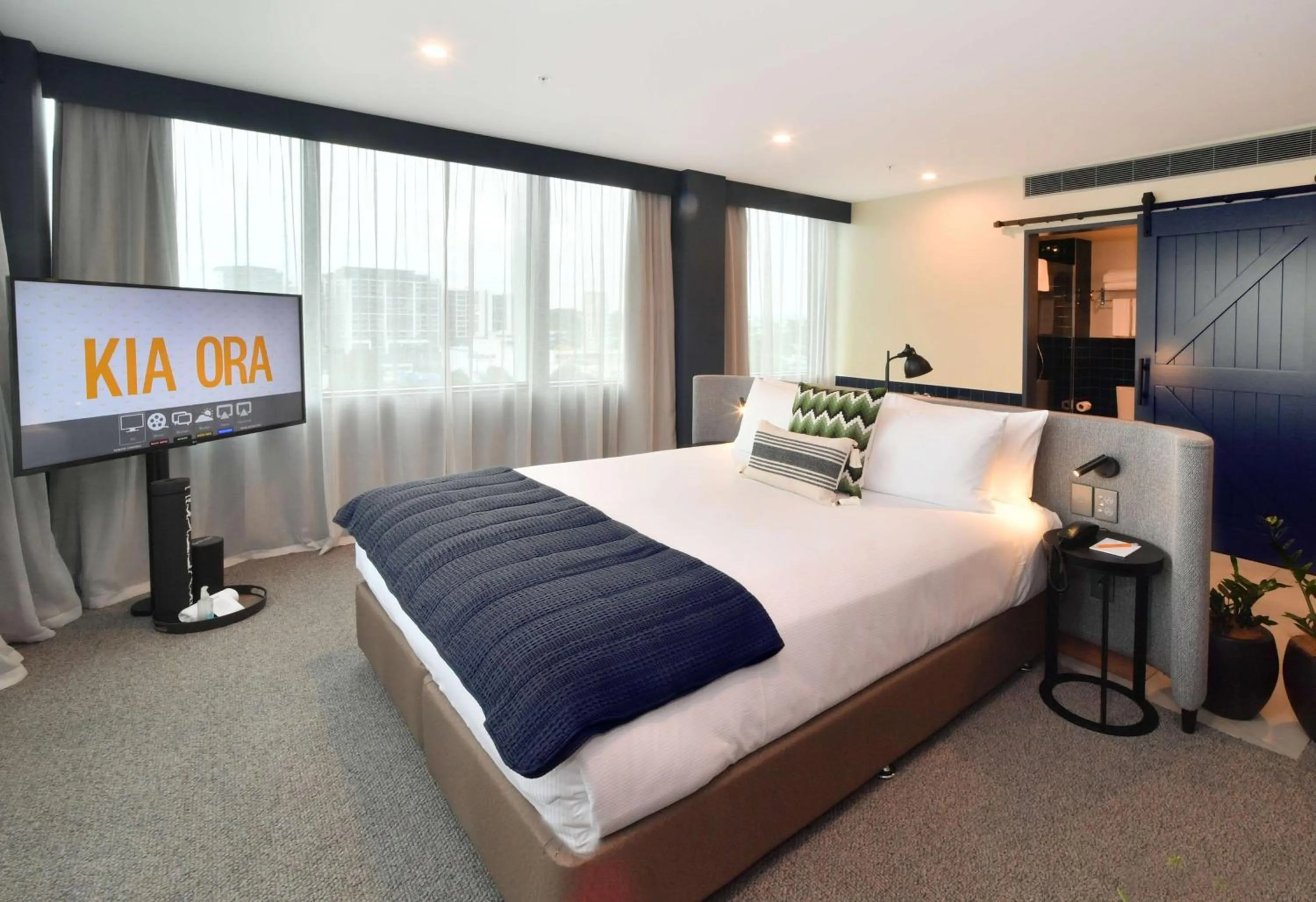 Photo of the whole room, Bed in Sudima Auckland City