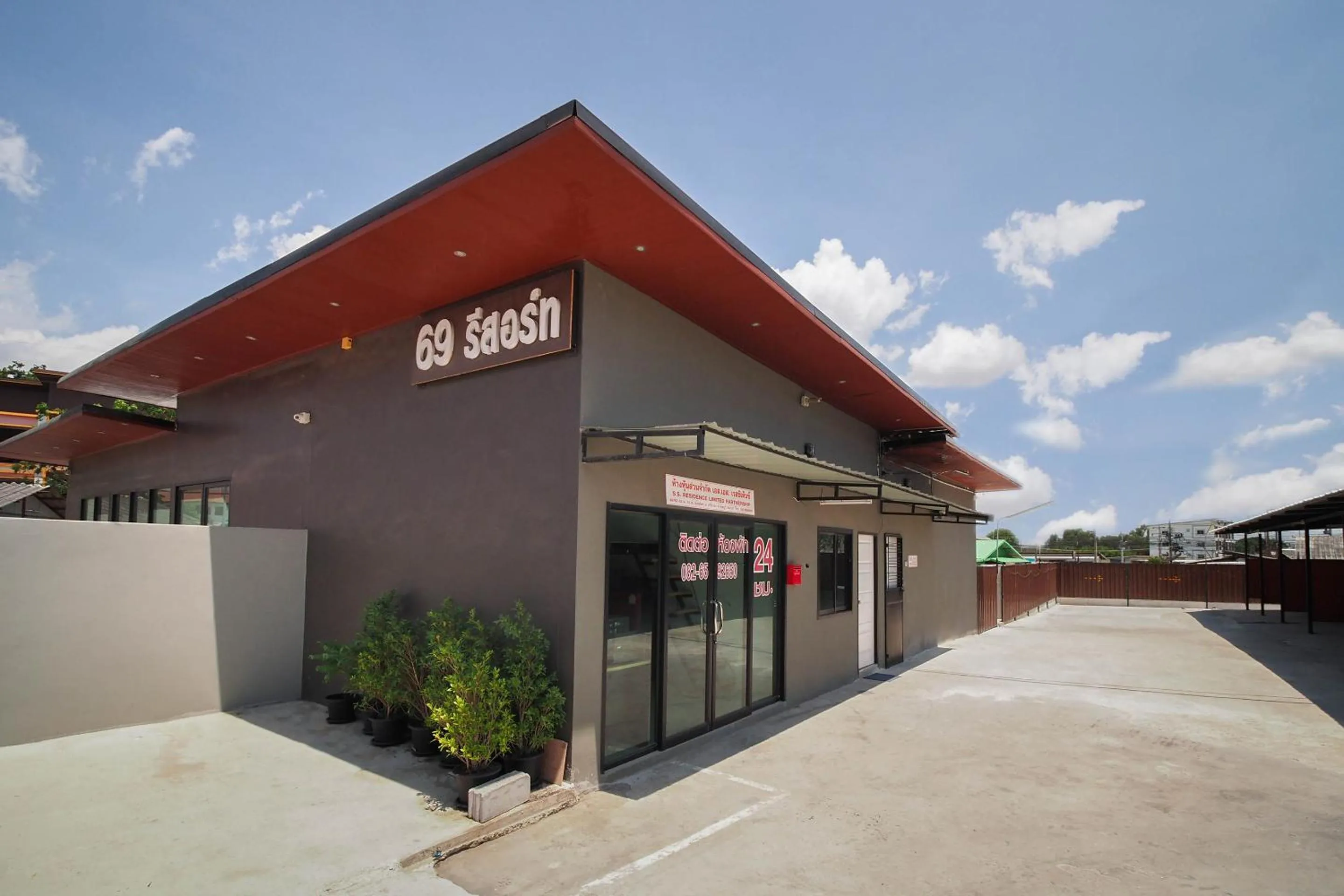 Facade/entrance, Property Building in OYO 939 69 Resort