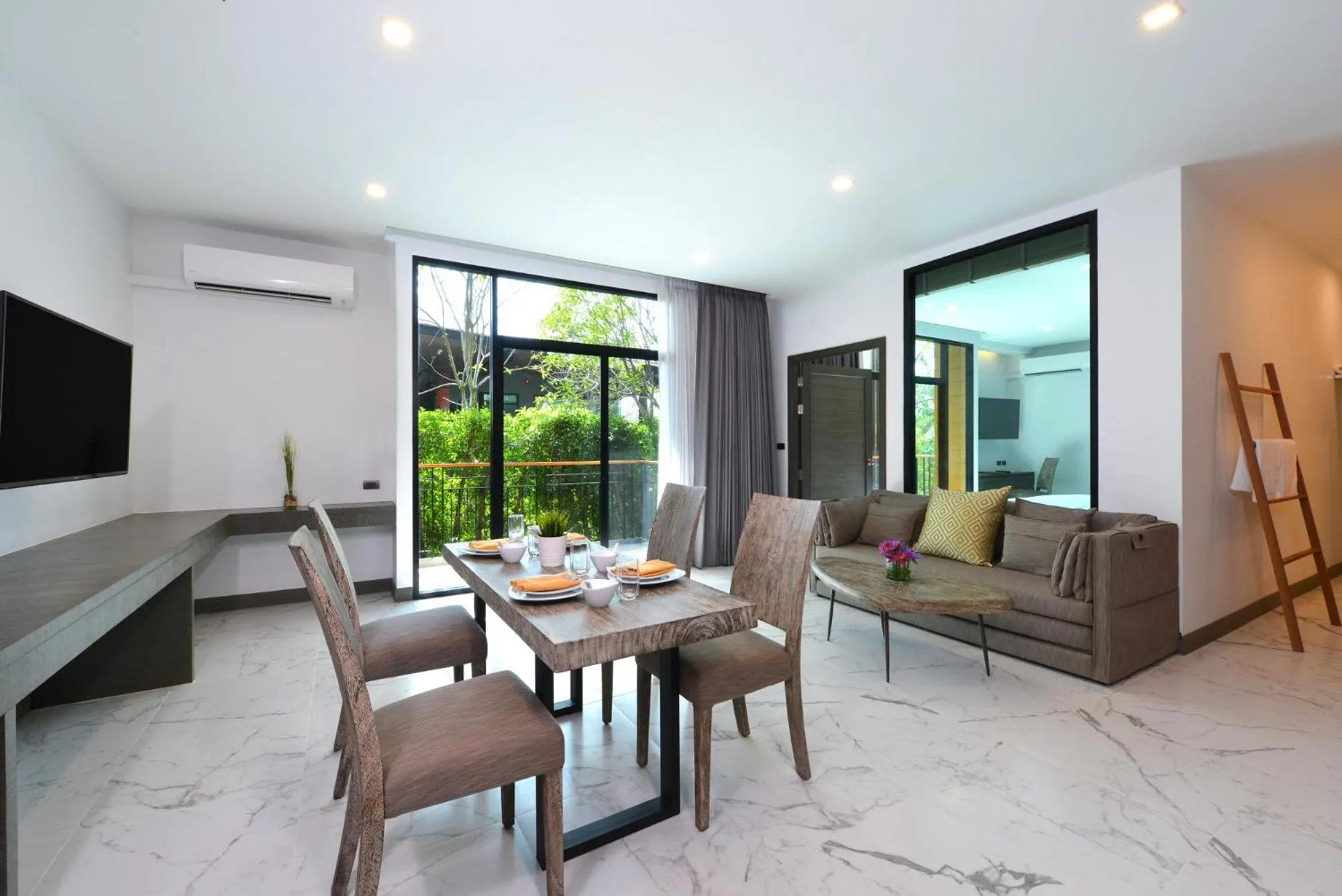 Seating area in Sappaya Hotel By Lotus Valley Golf Resort