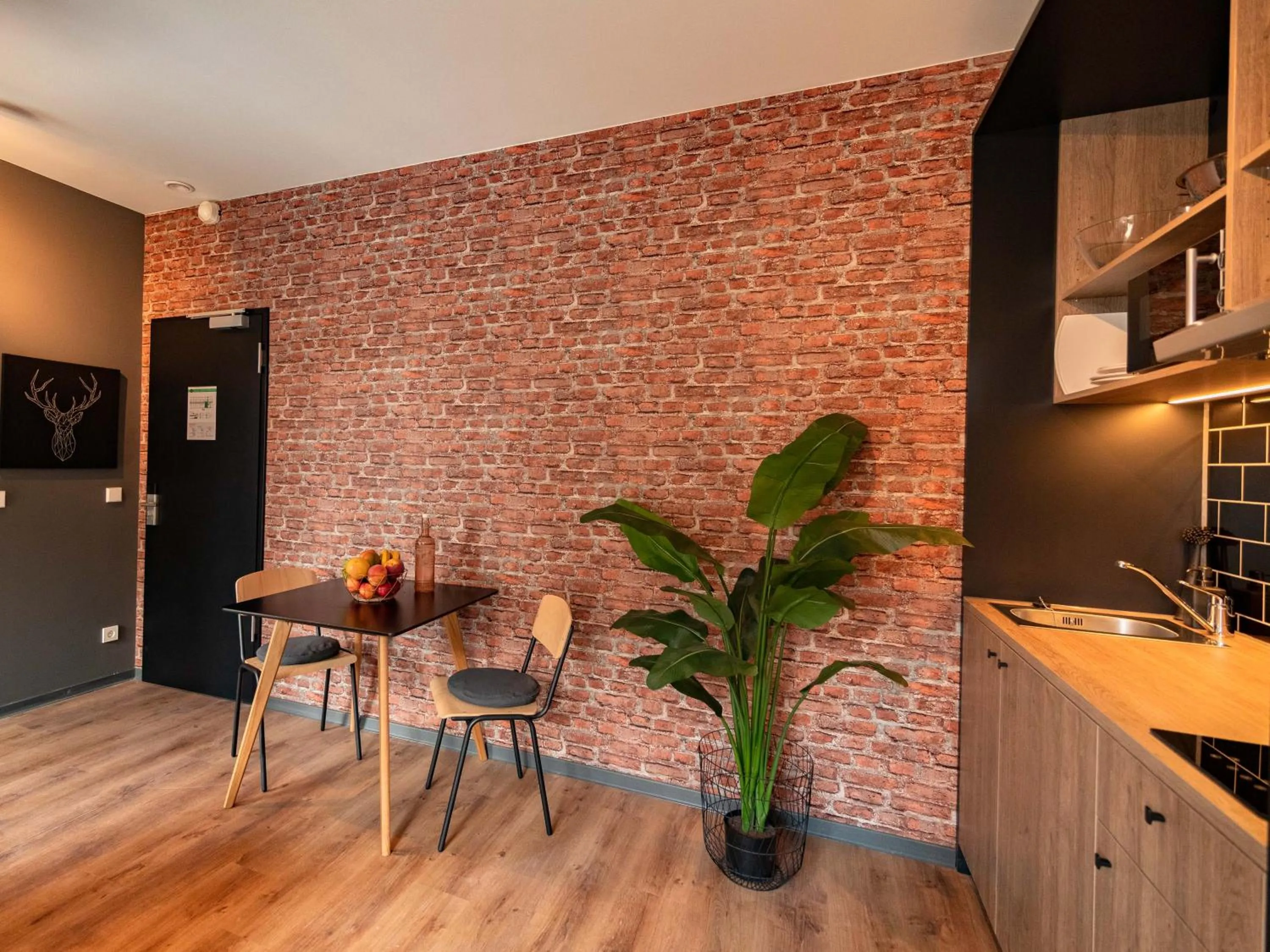 Dining area in PHNX Aparthotel Hamburg