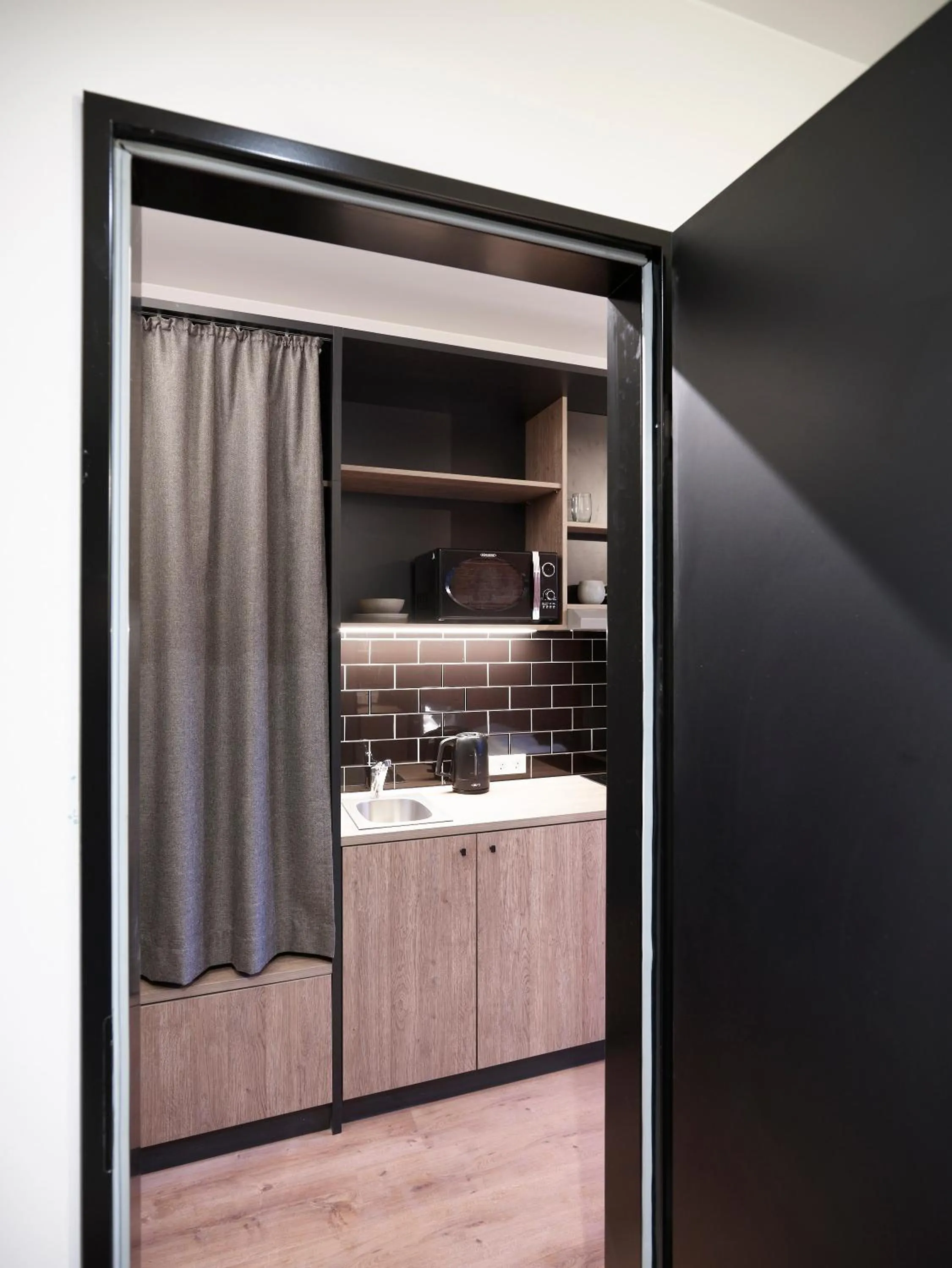 Kitchen or kitchenette in PHNX Aparthotel Hamburg