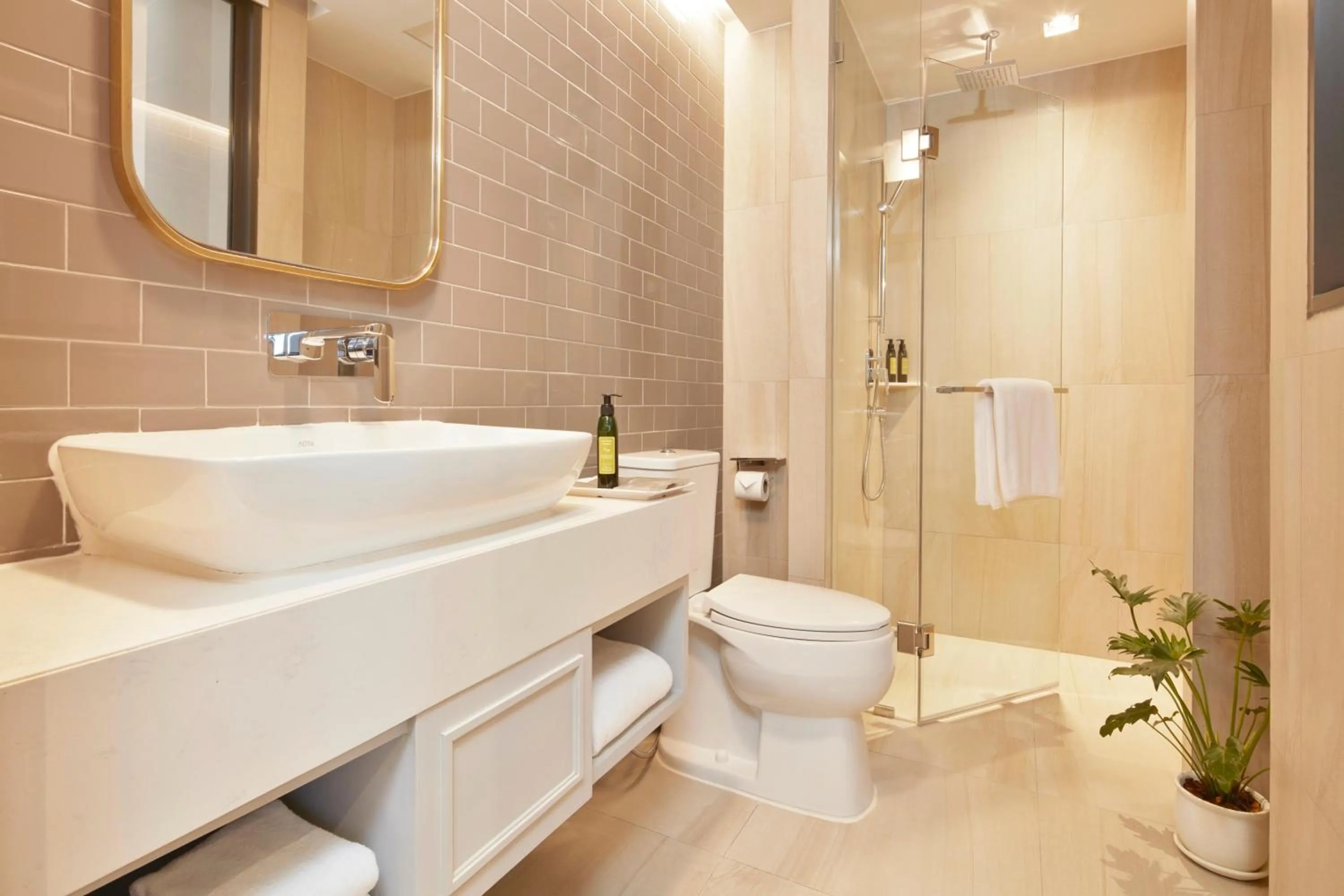 Bathroom in The Quarter Ploenchit by UHG