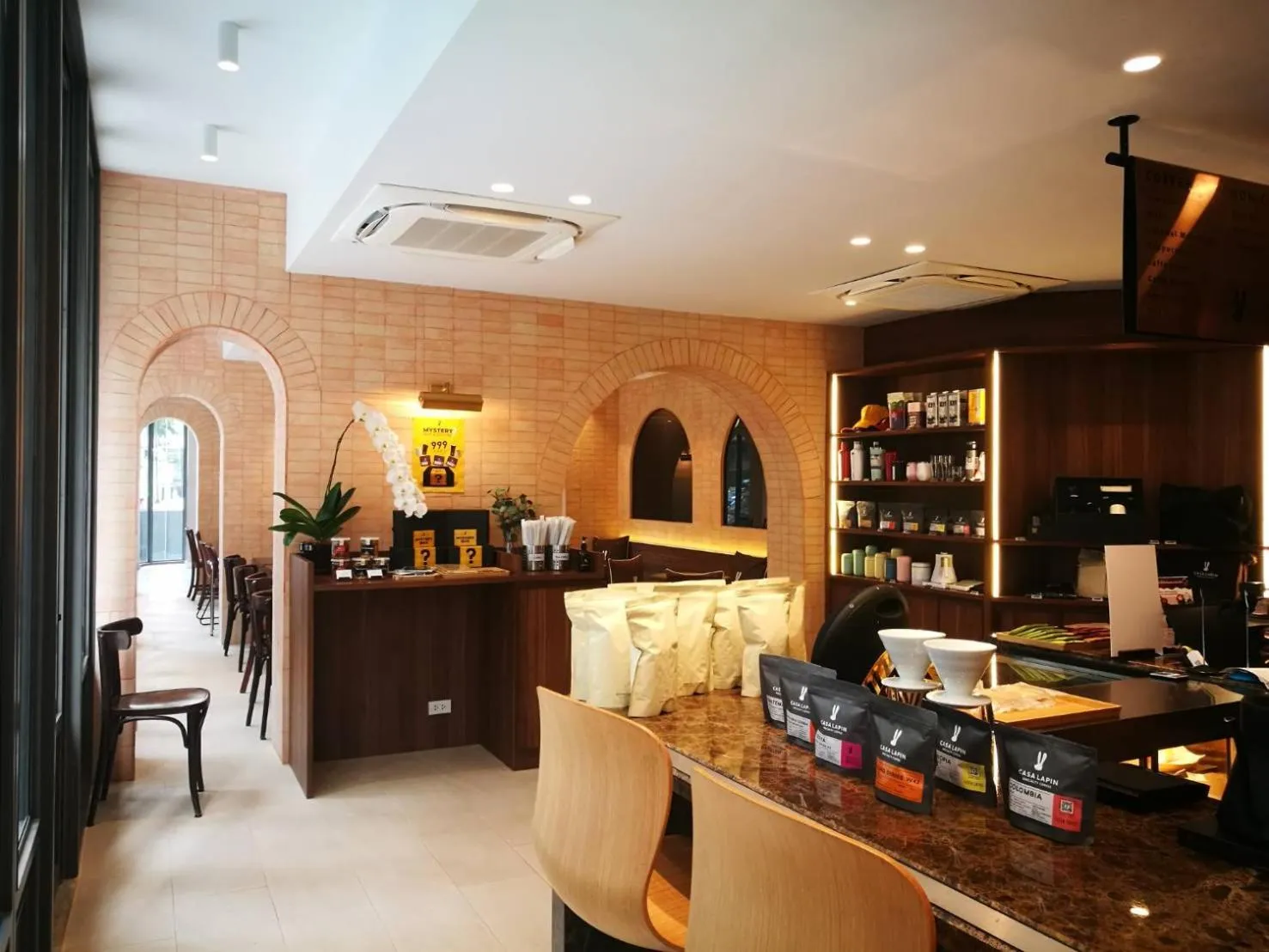 Food and drinks in The Quarter Ploenchit by UHG